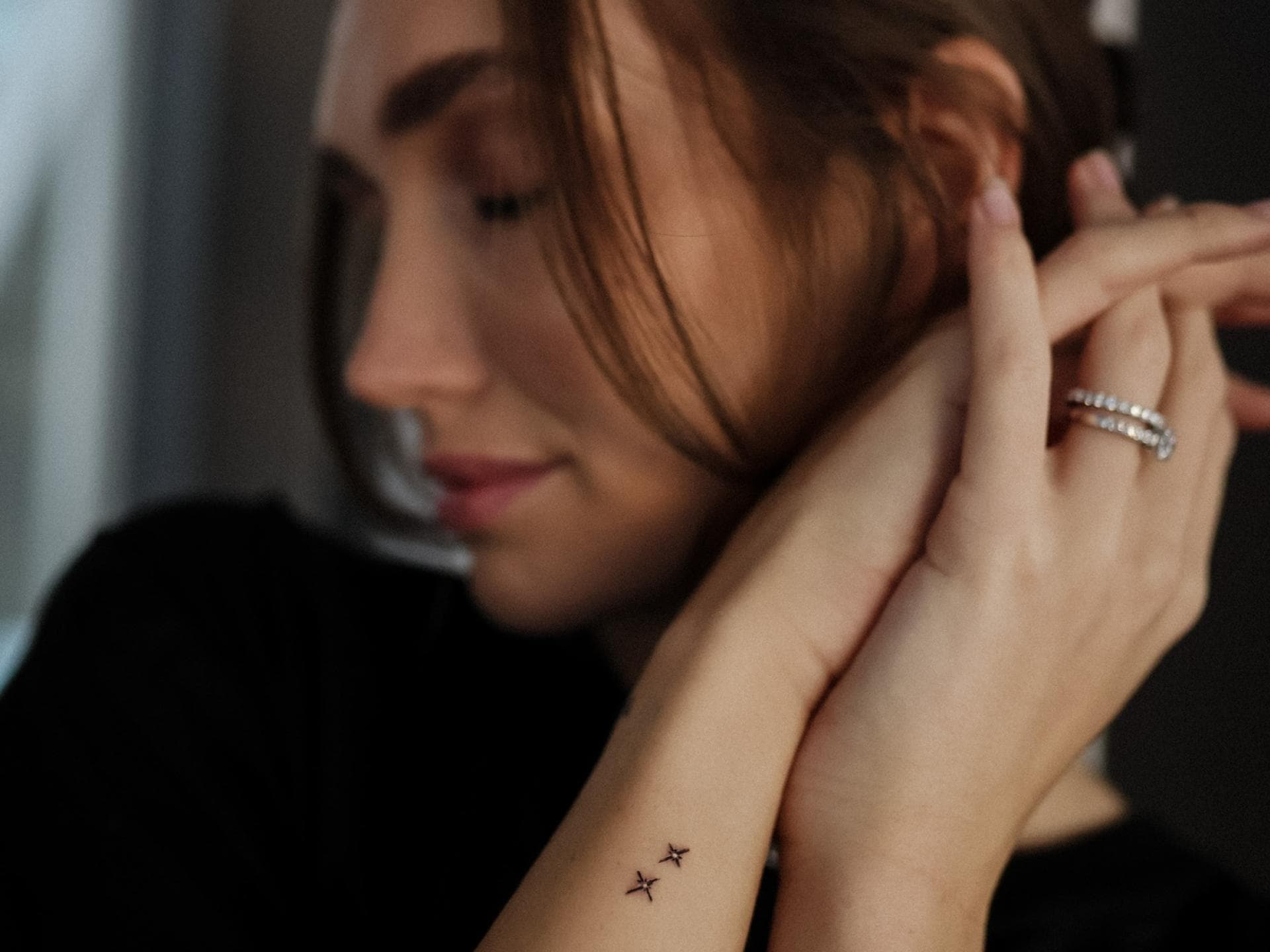 Anna Adamyan zeigt ihre Stern-Tattoos.