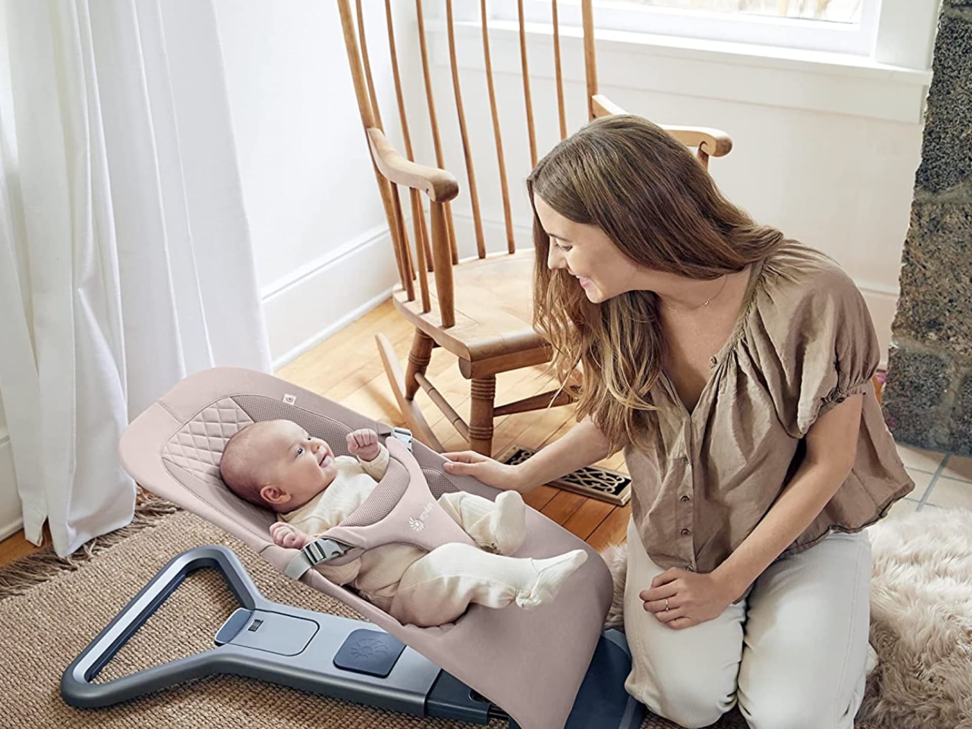 Mama und Baby haben gute Zeit mit Babywippe