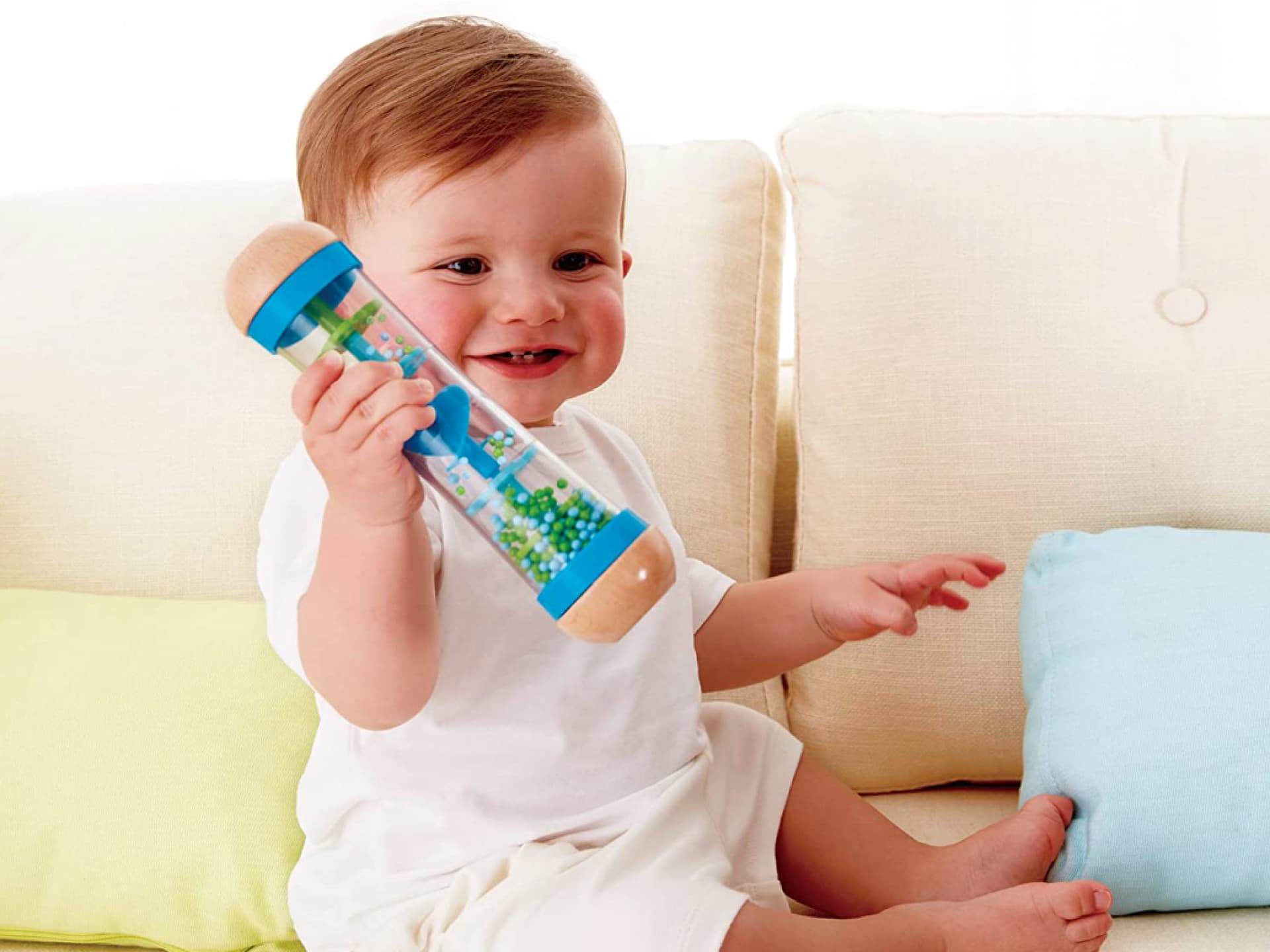 Baby spielt mit Rassel