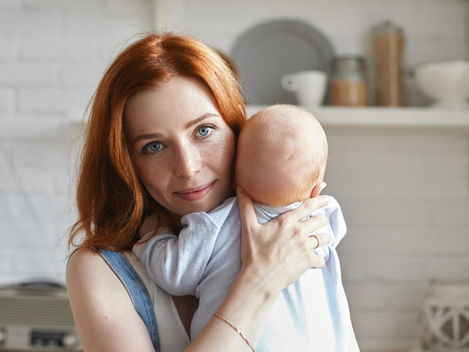 Mutter hält ihr Baby.