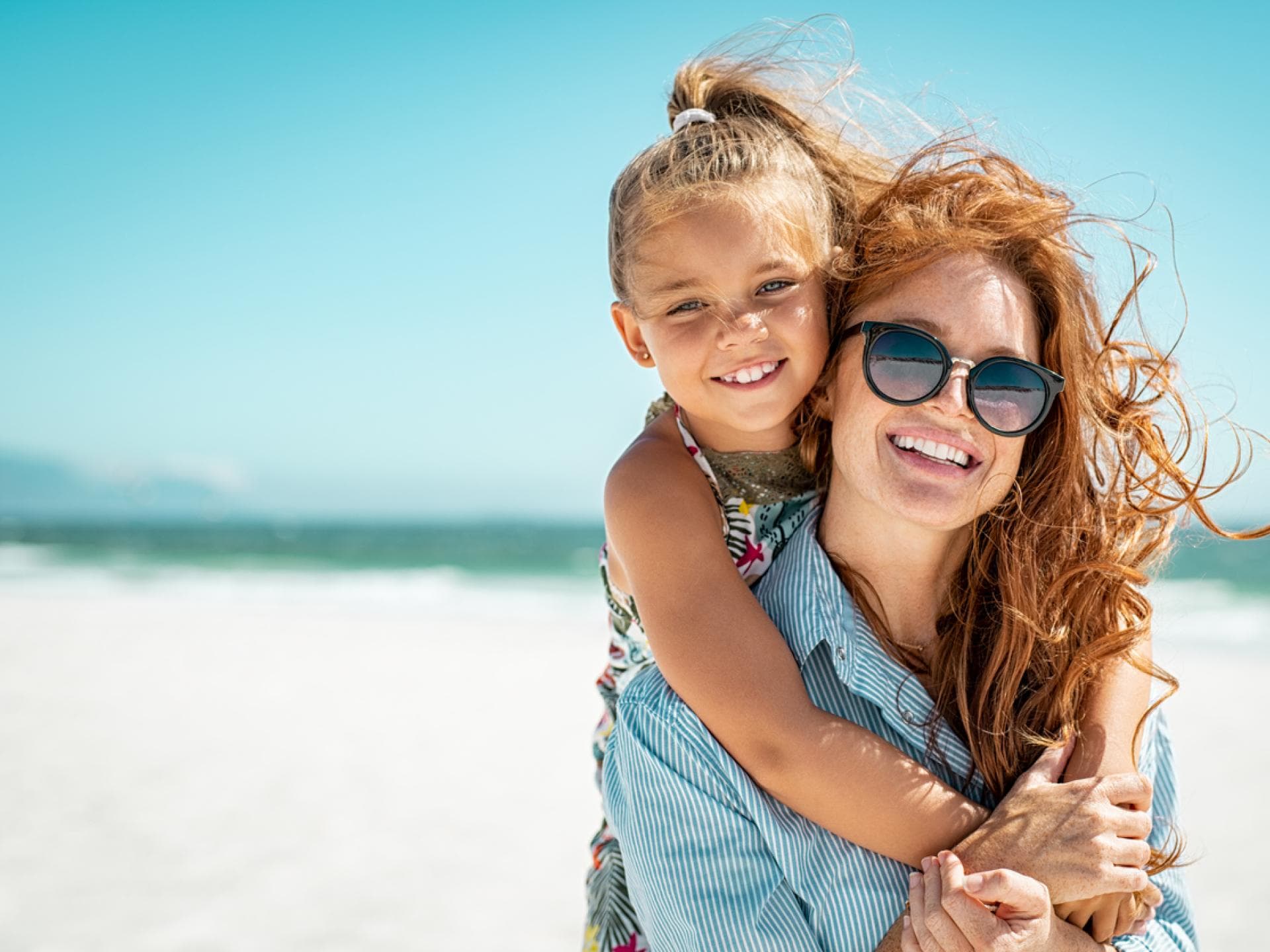 Eine Wassermann-Mutter mit ihrer Tochter am Strand.