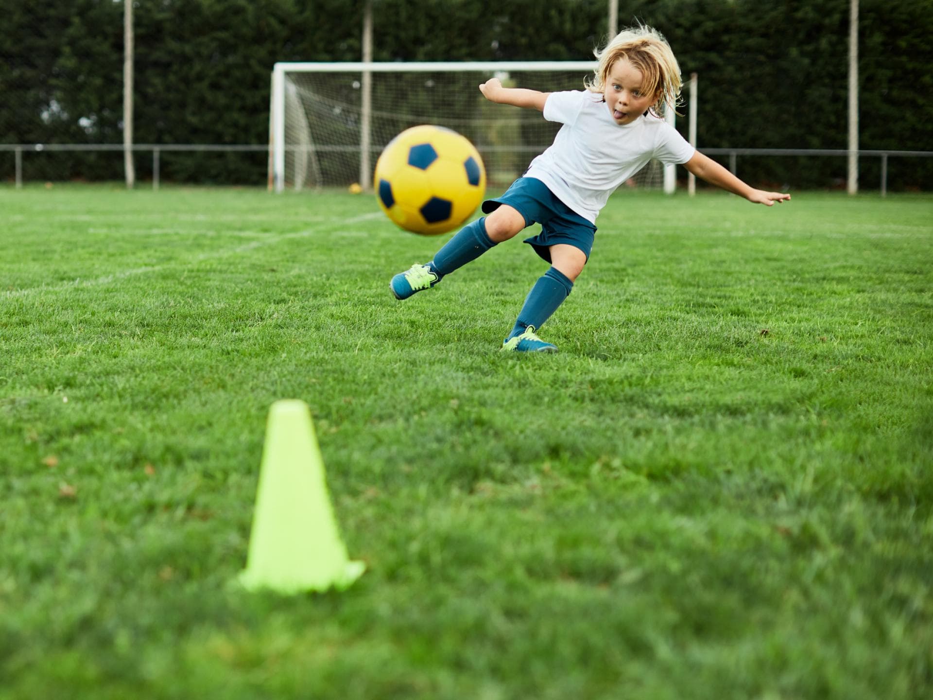 Eine Junge schießt einen Fußball