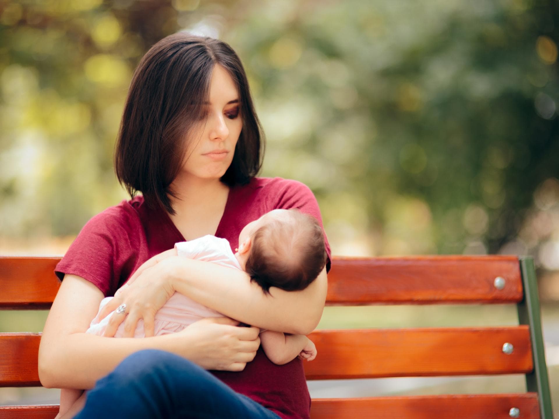 Mutter hält ihr Baby im Arm. Mutter hält ihr Baby im Arm.