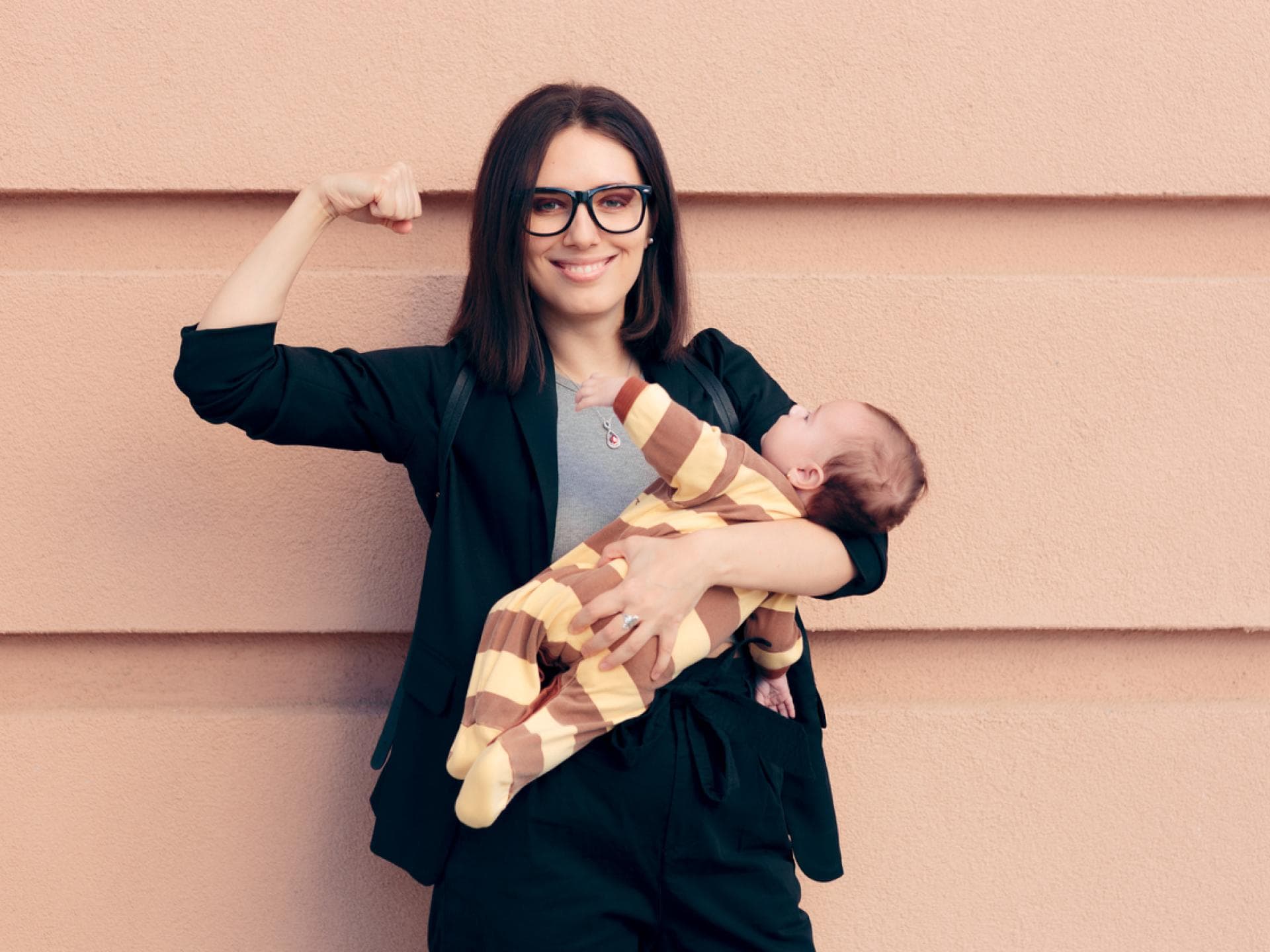 Starke Mutter mit Baby im Arm.