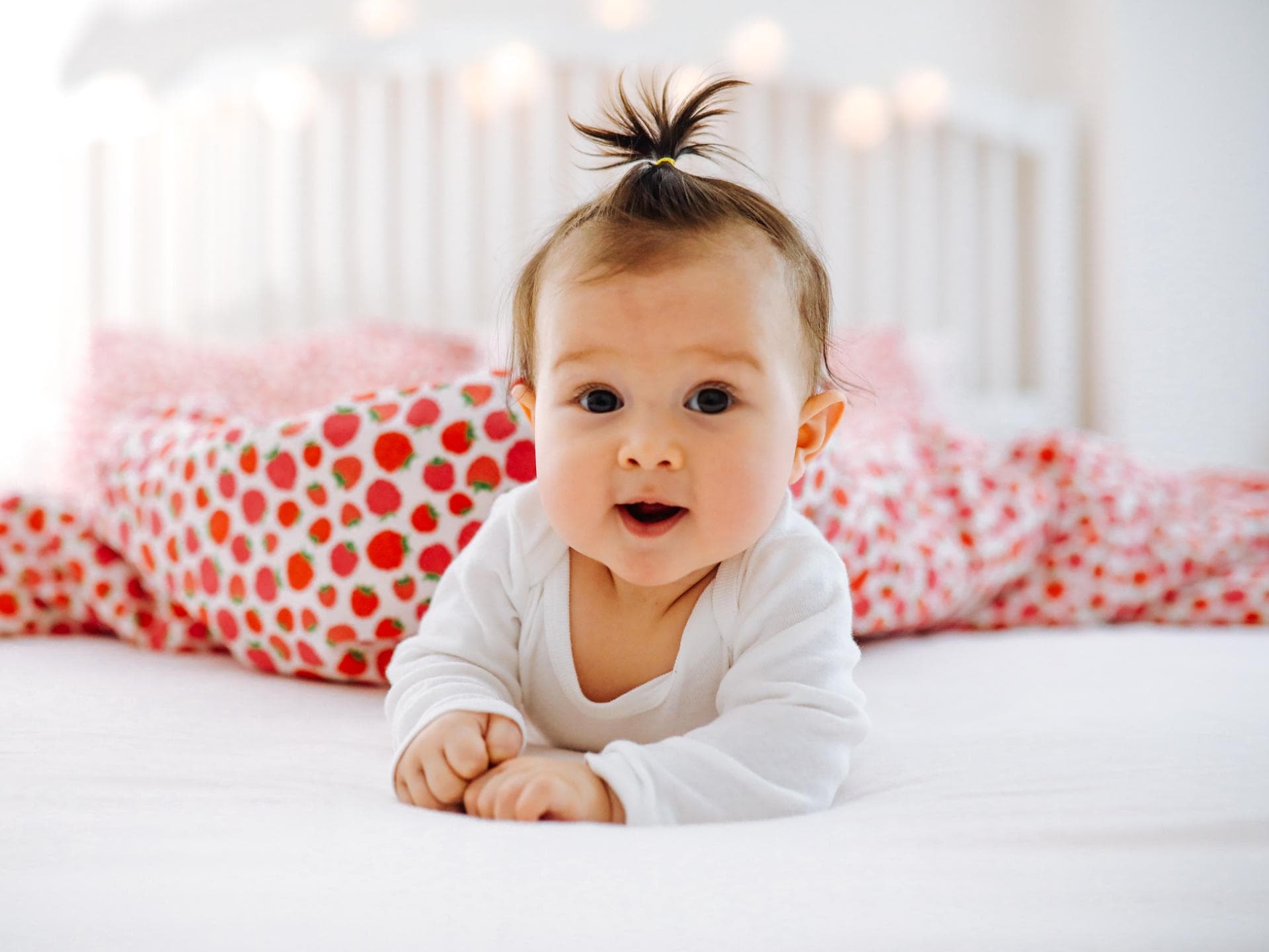 Babymädchen liegt auf dem Bett