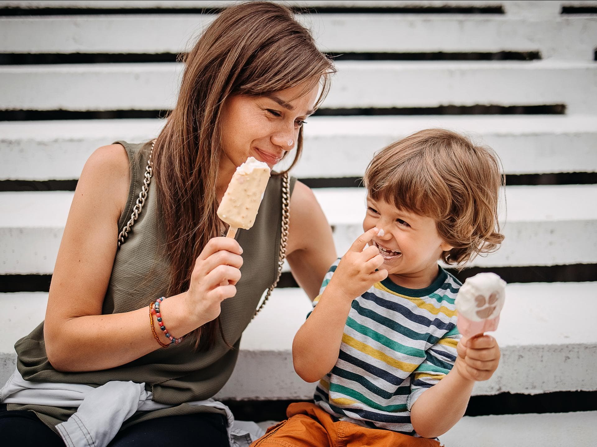 Exklusivzeit für Mama und Sohn Eine Mama und ihr Sohn essen gemeinsam Eis