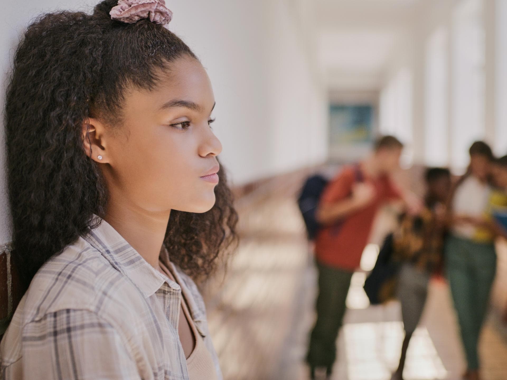 Junges Mädchen wird in der Schule ausgegrenzt Junges Mädchen wird in der Schule ausgegrenzt