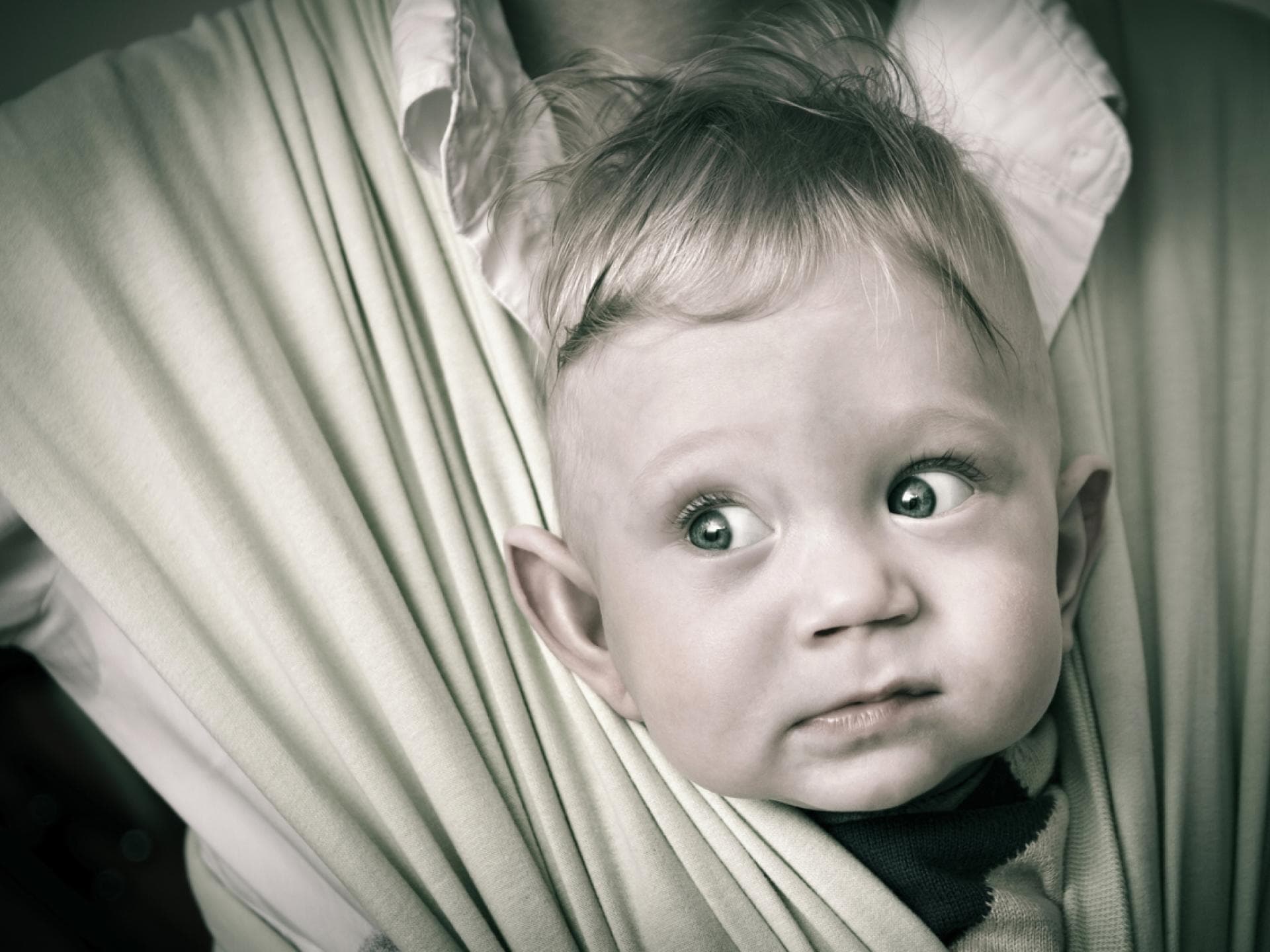 Herr der Ringe: Kleiner Elben-Junge guckt lustig aus der Babytrage heraus. 