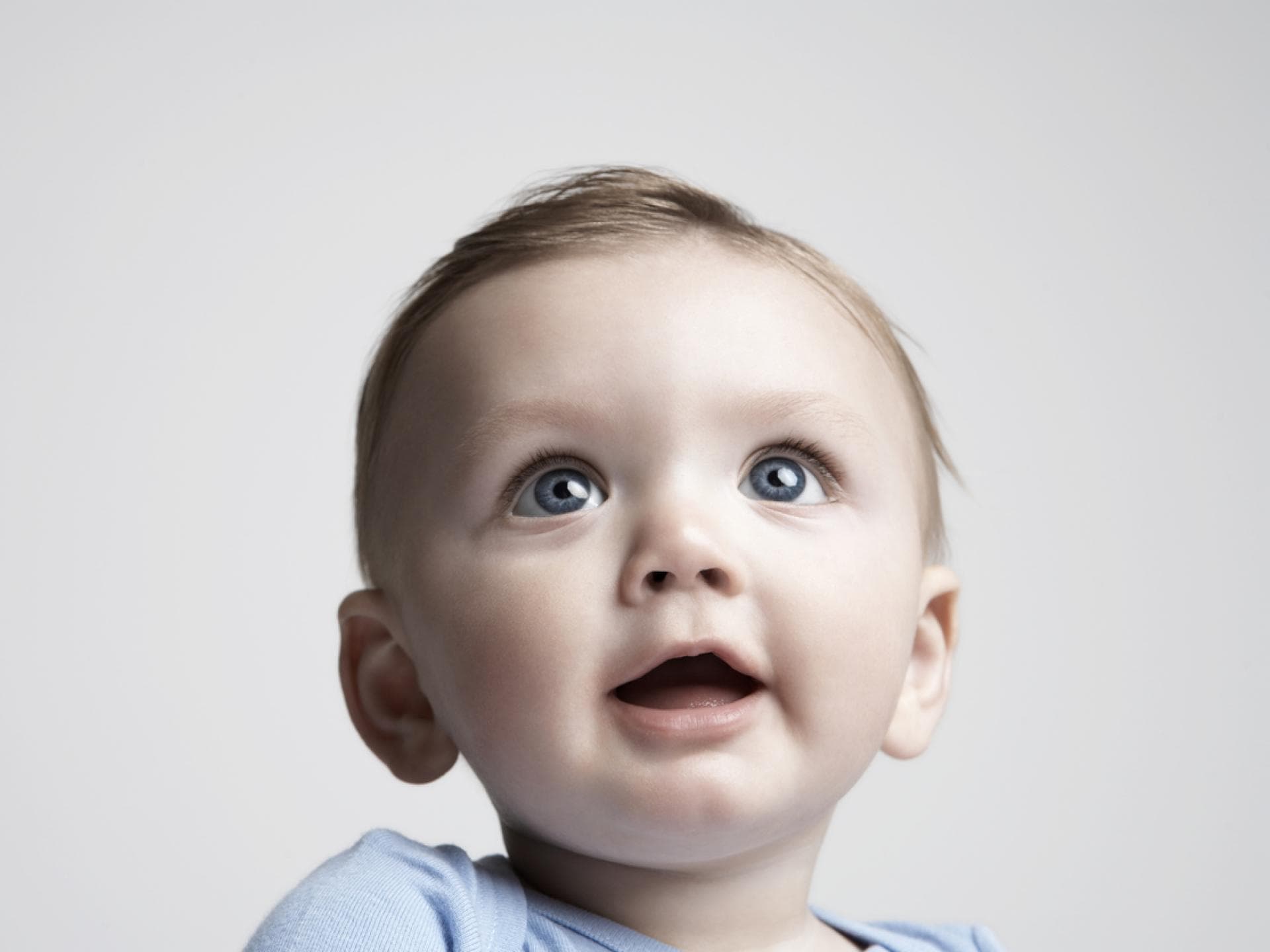 Babyjunge guckt nach oben. Babyjunge guckt nach oben.