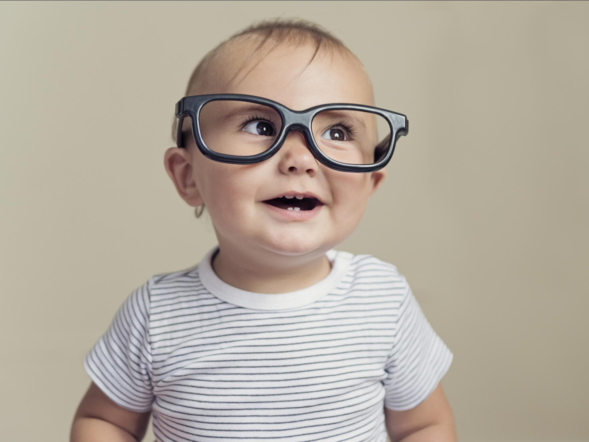 Neue Studie: Daran erkennt man, wie schlau ein Kind wird Ein kleines Kind, das Brille trägt.