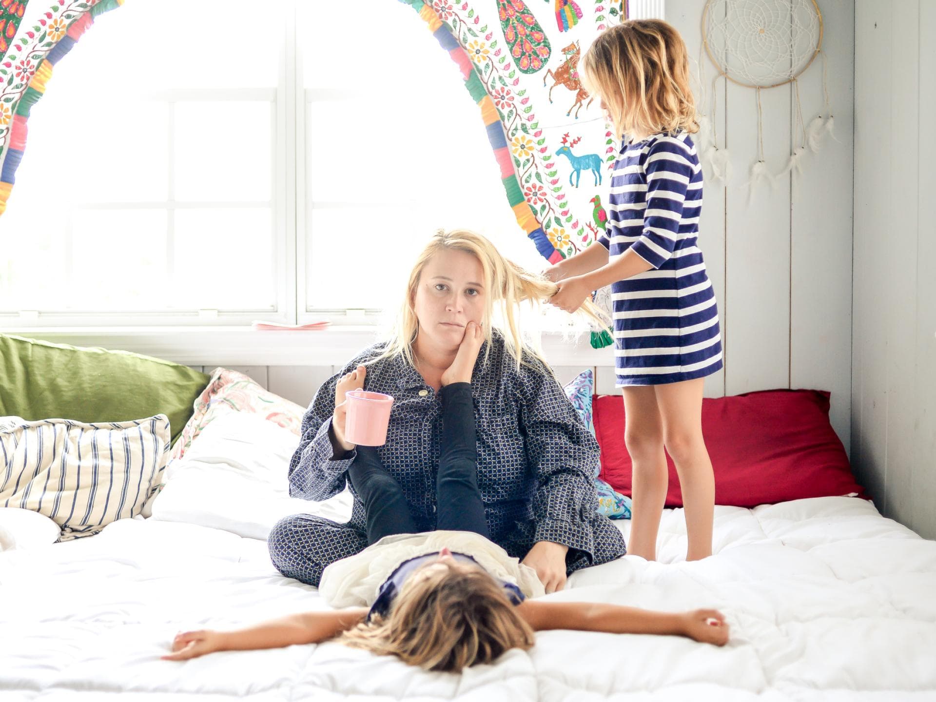 Mutter mit ihren zwei Kindern im Bett