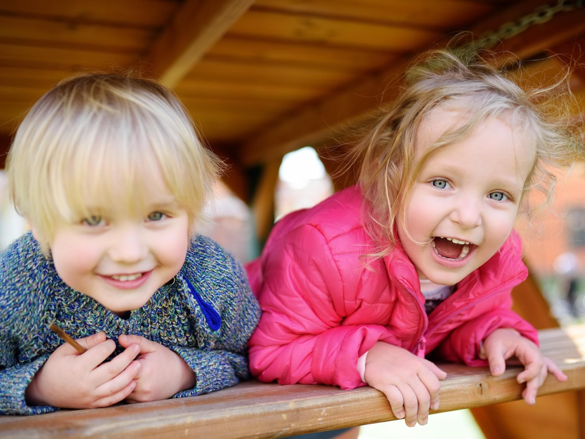 Glückliche Kinder, die Spaß am Spielplatz im Freien haben. Glückliche Kinder, die Spaß am Spielplatz im Freien haben.