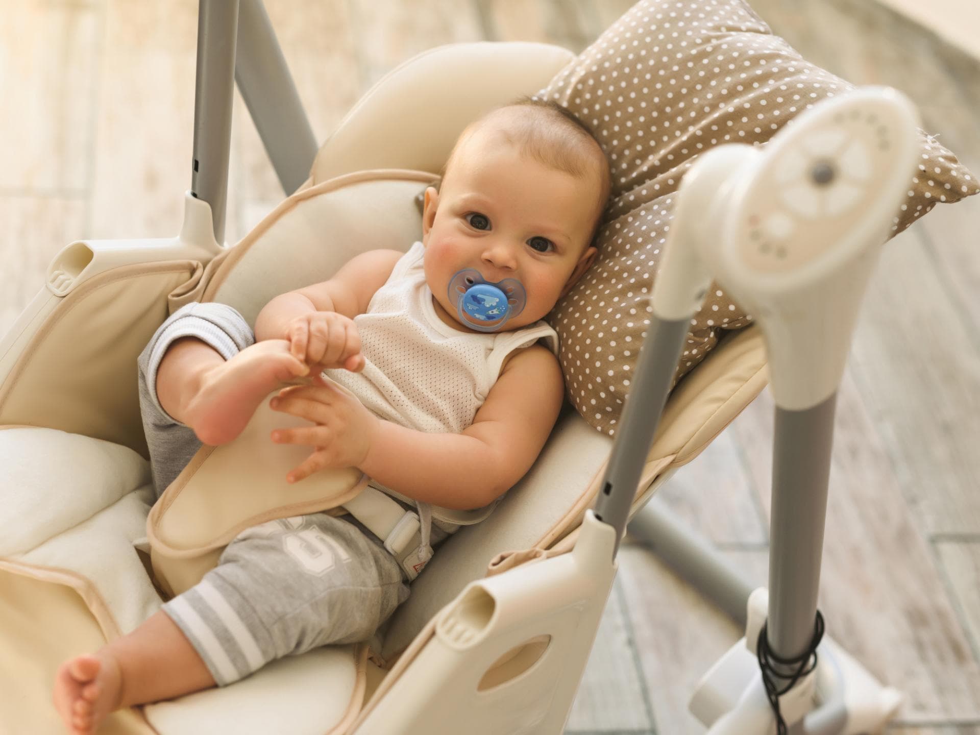 Baby liegt in Babyschaukel