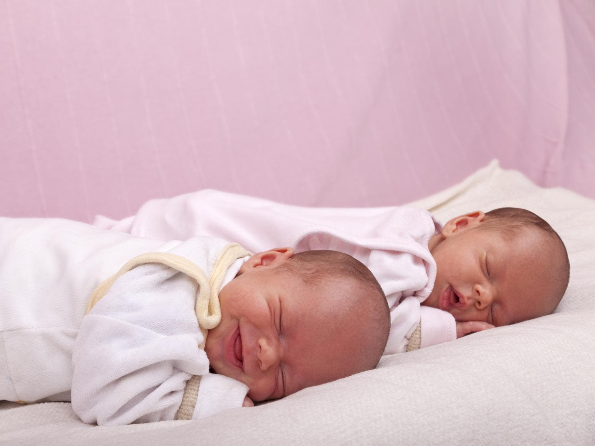 Baby-Zwillinge schlafen gemeinsam Baby-Zwillinge schlafen gemeinsam
