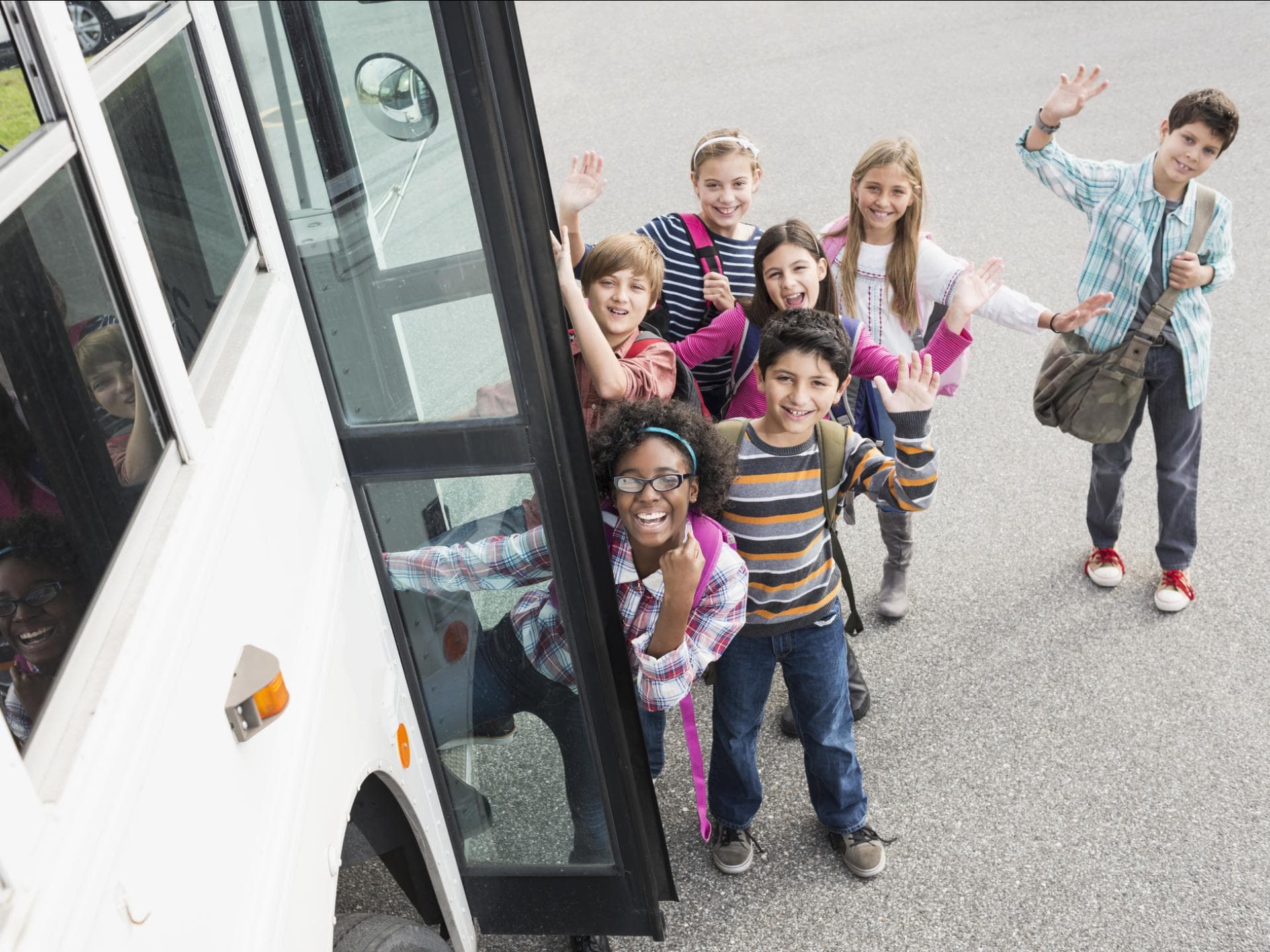 Kids verabschieden sich auf Klassenfahrt