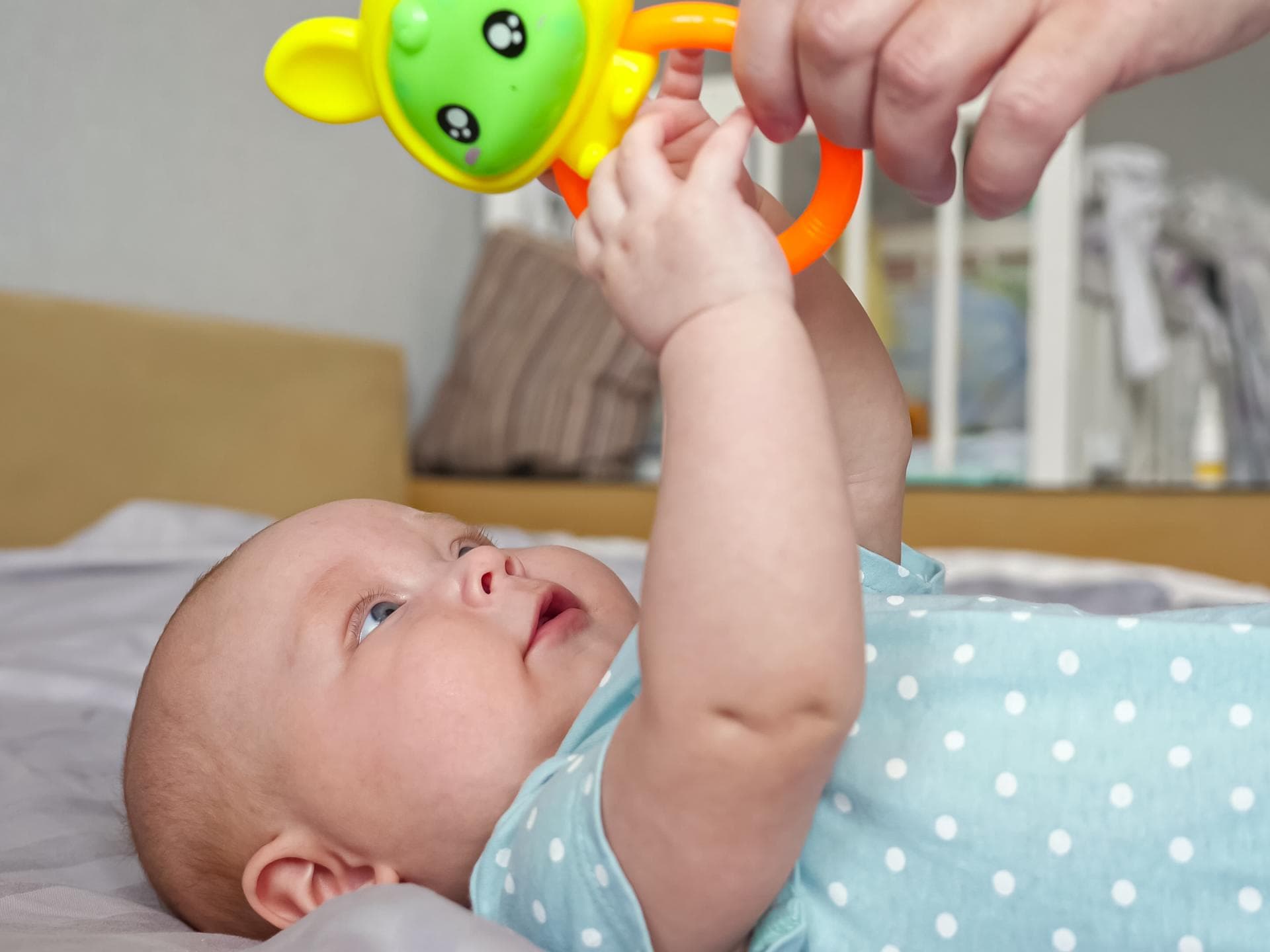 Baby greift nach Beißring