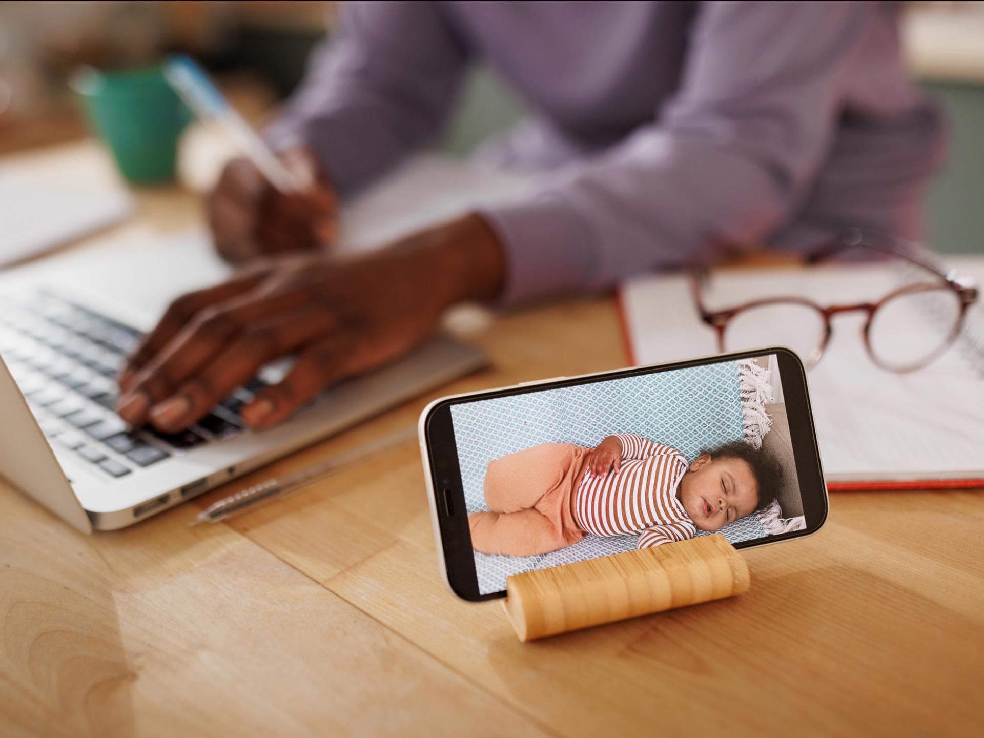 Mutter arbeitet, während Baby nebenan schläft