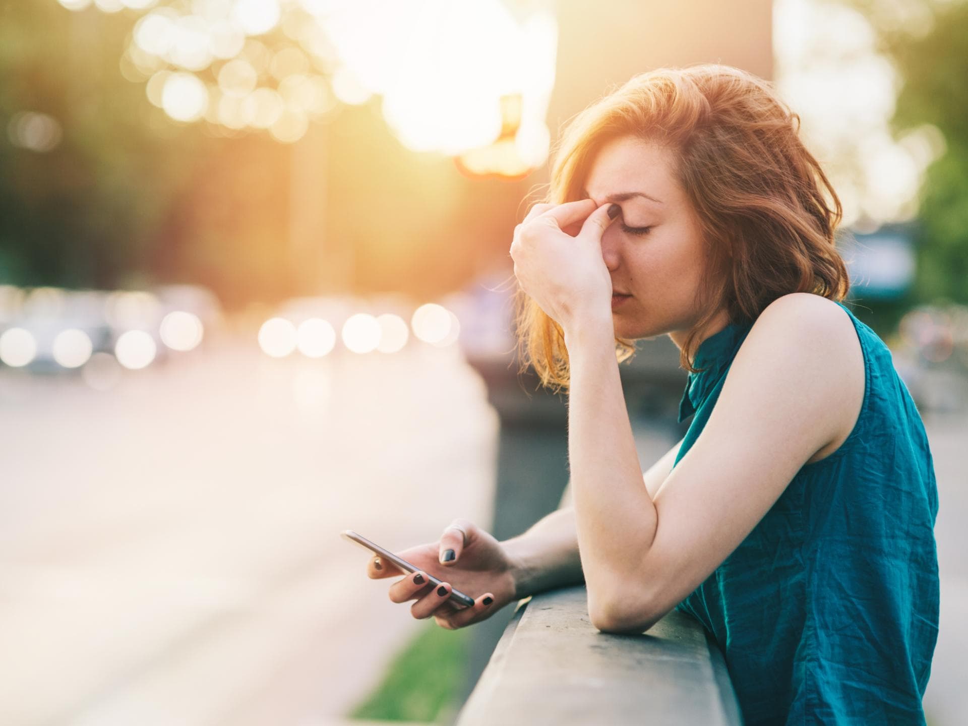 Frau gestresst mit Handy in der Hand Frau gestresst mit Handy in der Hand