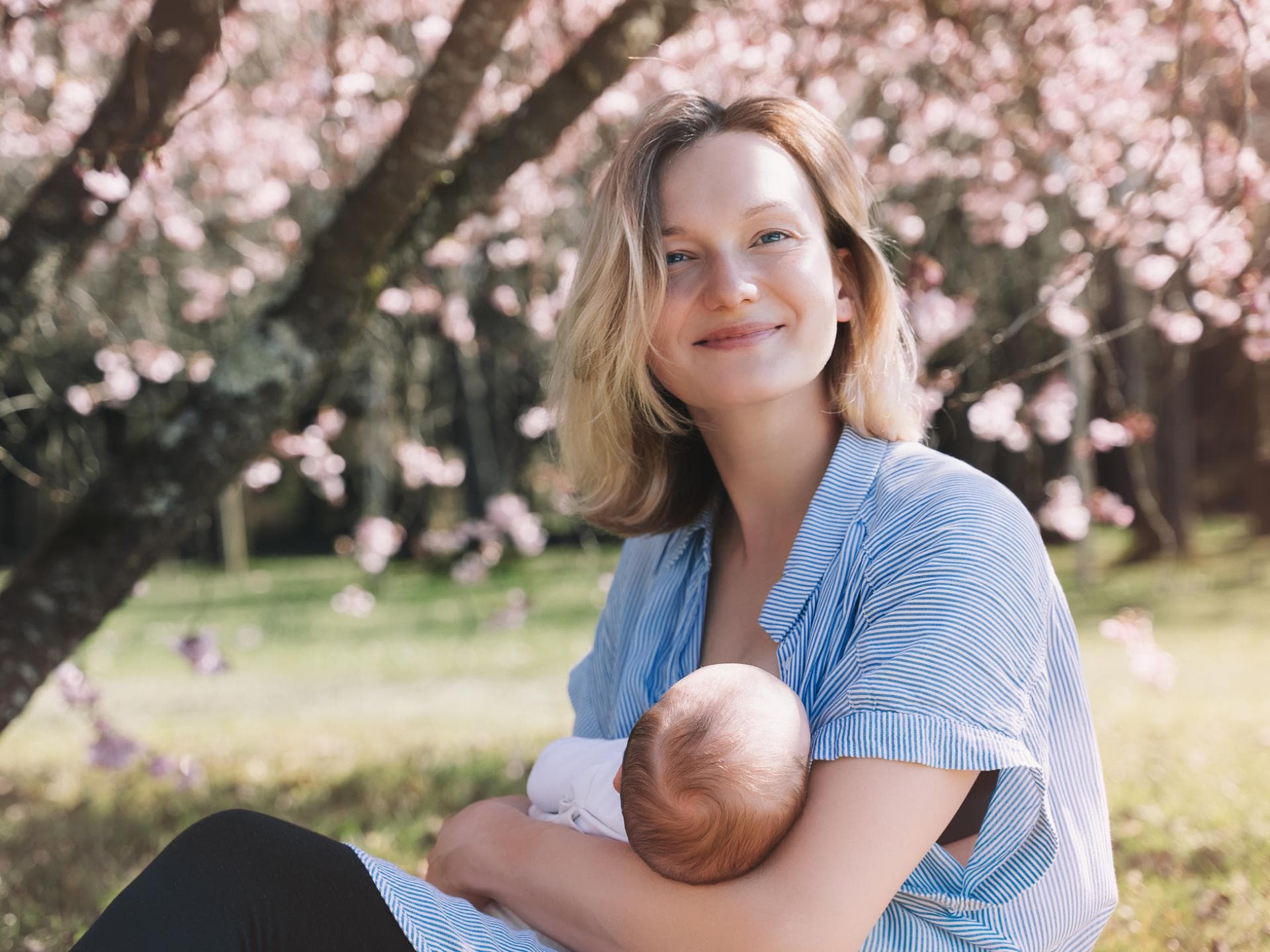 Glückliche Mama stillt ihr Baby