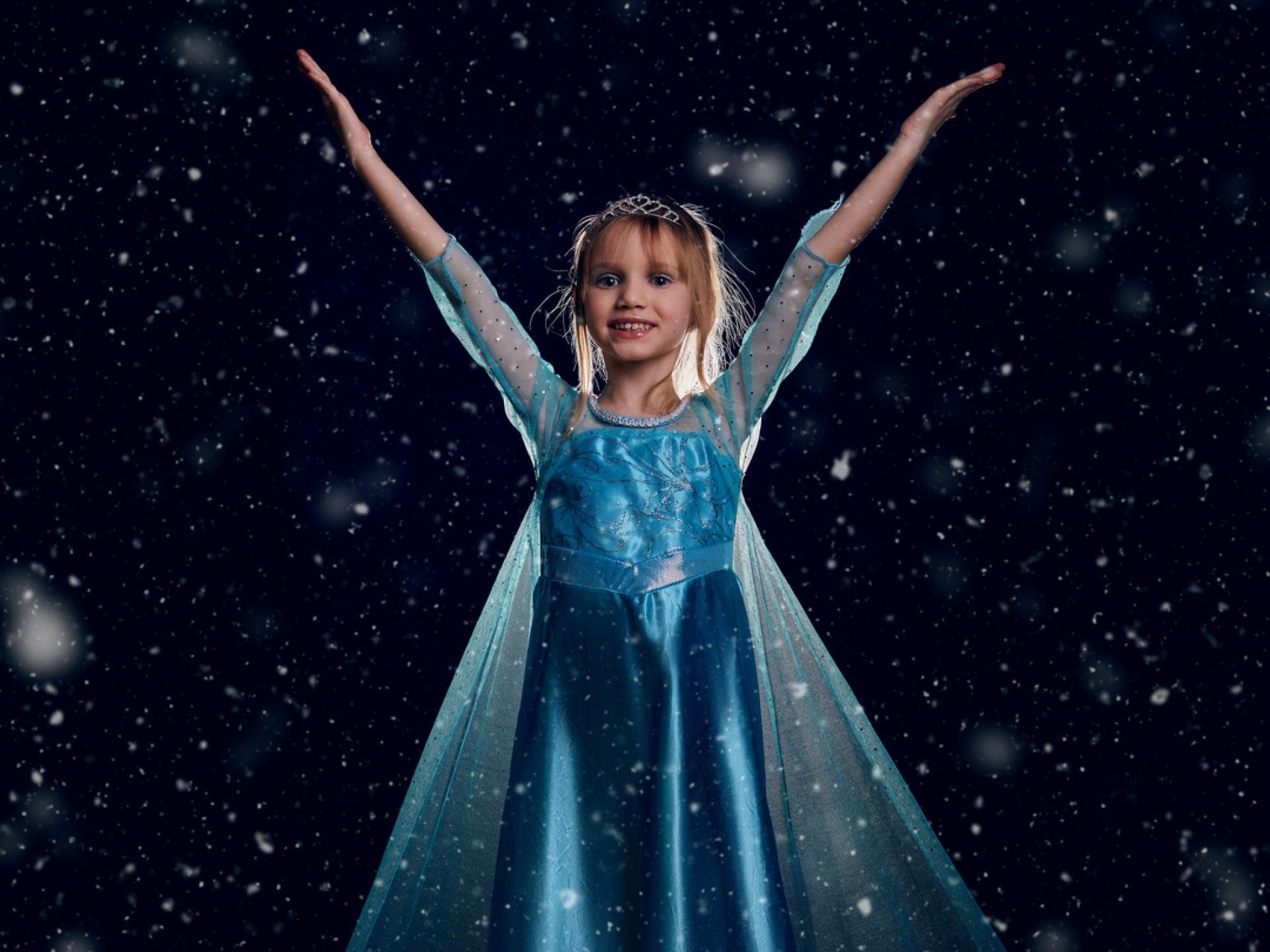 Mädchen als Elsa verkleidet