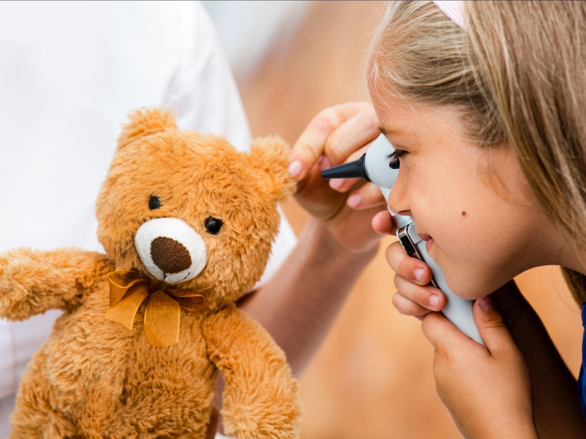 Mädchen bei Mittelohruntersuchung