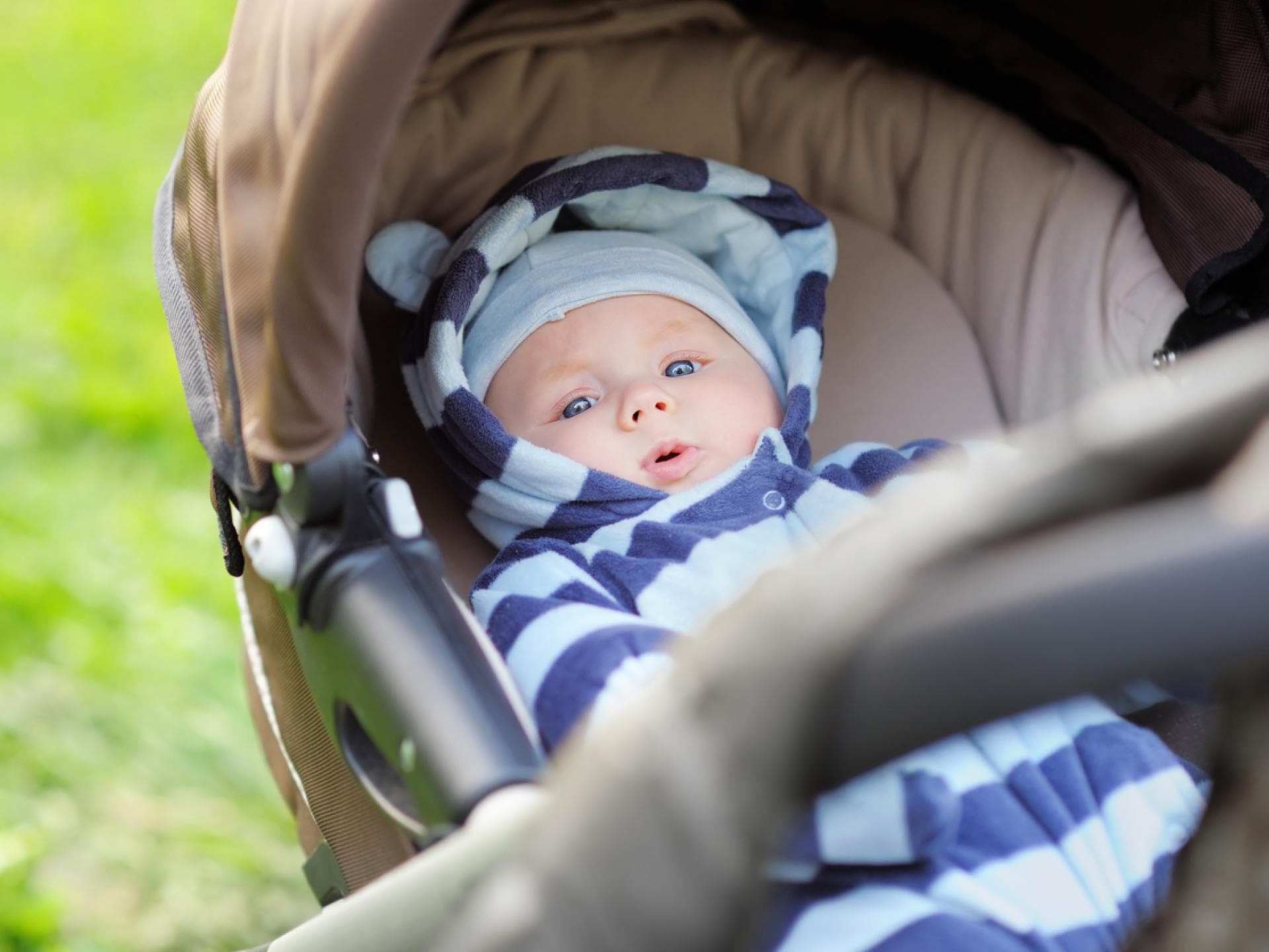 Baby liegt im Kinderwagen