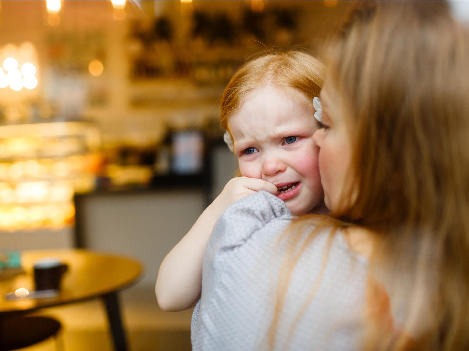 Mama tröstet ihre kleine Tochter Mama tröstet ihre kleine Tochter