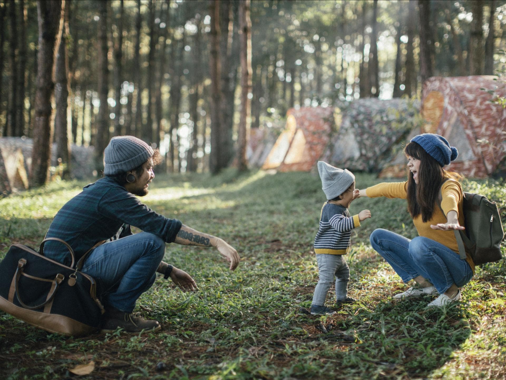 Baby lernt laufen – Mama und Papa freuen sich riesig Baby lernt laufen – Mama und Papa freuen sich riesig