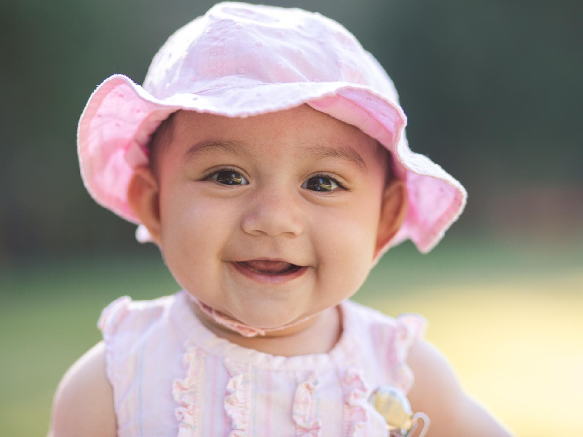Babymädchen mit rosa Mütze