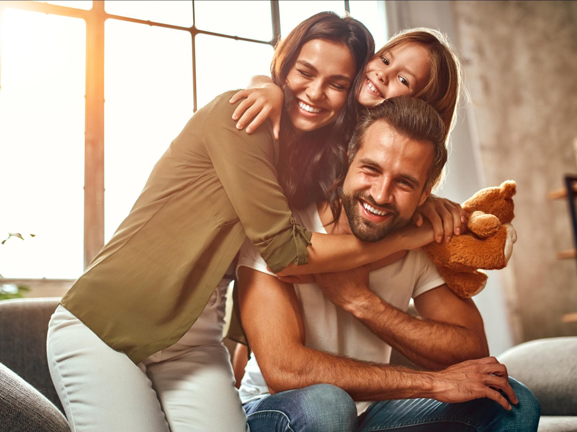 Glückliche dreiköpfige Familie