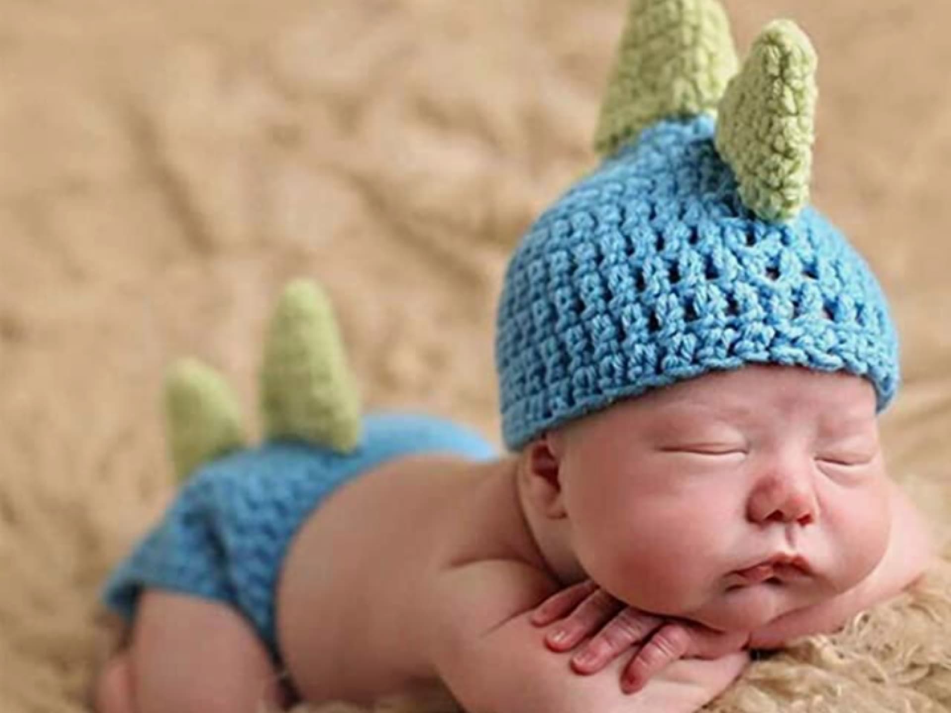 Baby in Dino-Kostüm