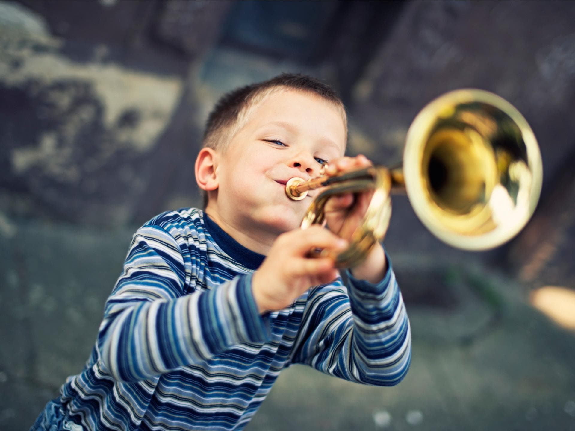 Junge mit Blasinstrument