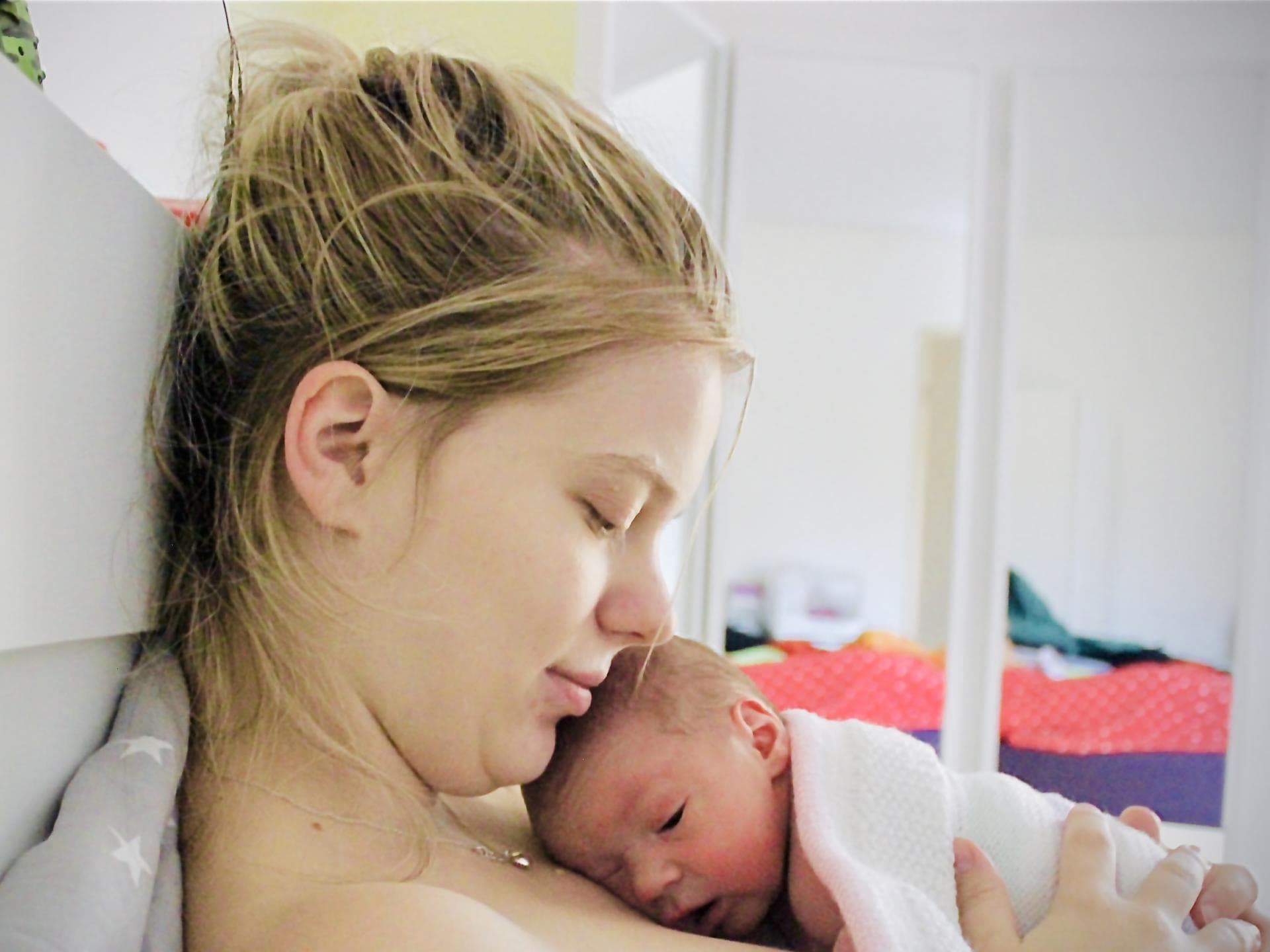 Christina mit ihrem neugeborenen Sohn.