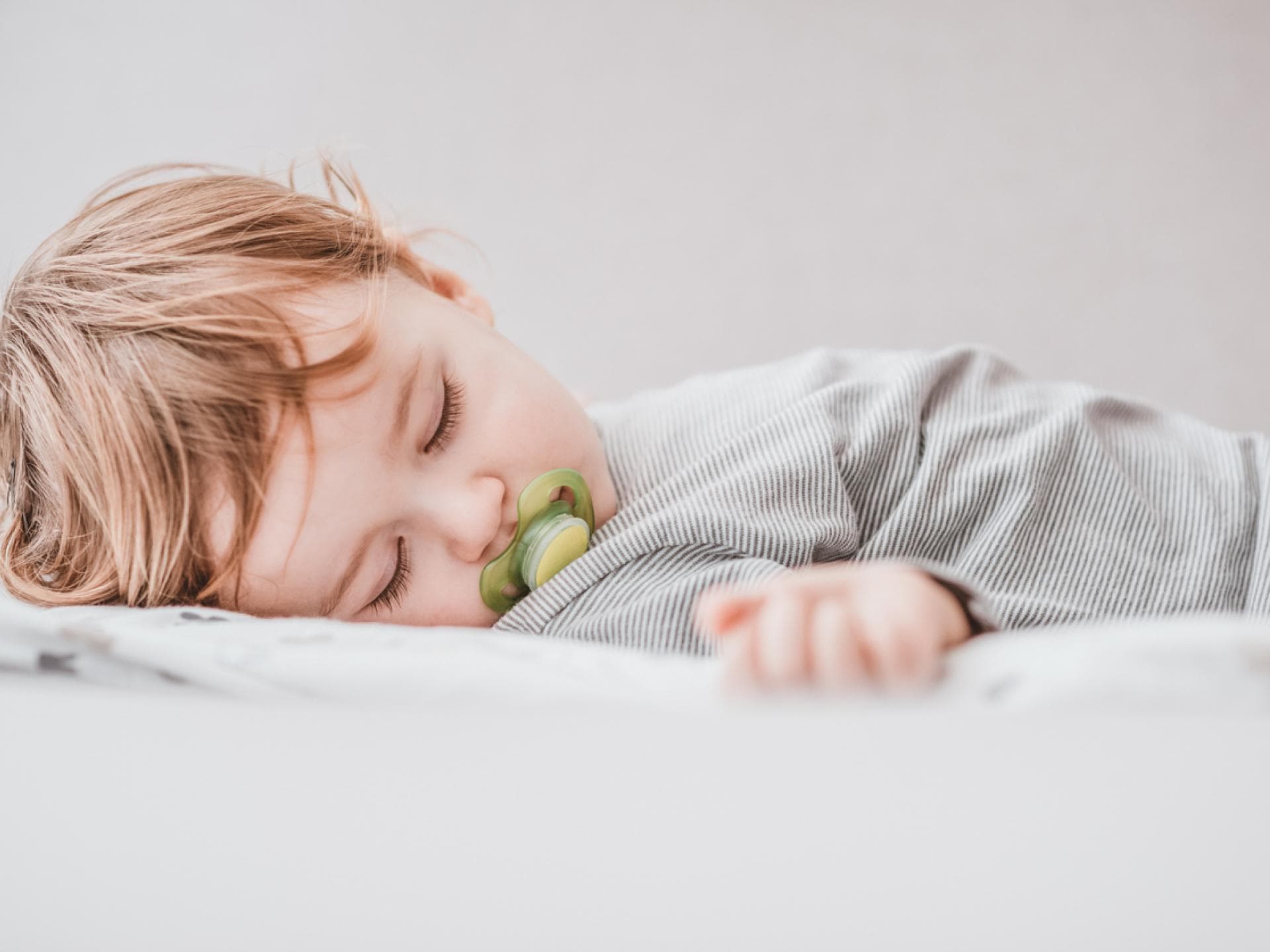 Kleiner Baby-Junge ist endlich mit Einschlafhilfe eingeschlafen