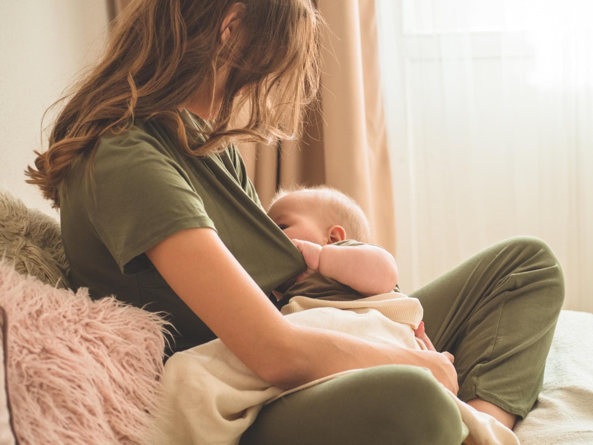 Eine Mama stillt ihr Baby.