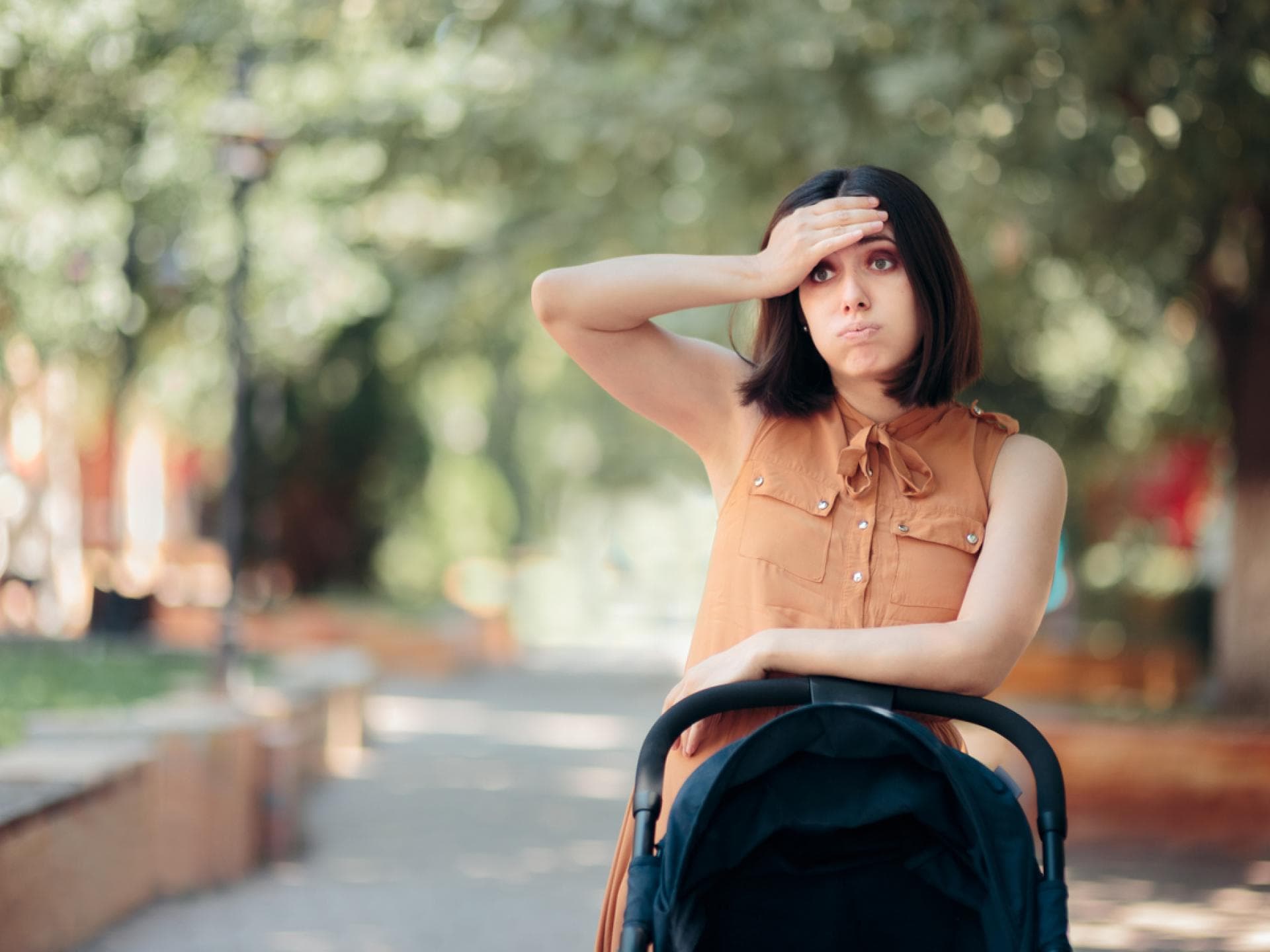 Junge Mutter ist mit Kinderwagen allein unterwegs und muss mal auf die Toilette. Junge Mutter ist mit Kinderwagen allein unterwegs und muss mal auf die Toilette.