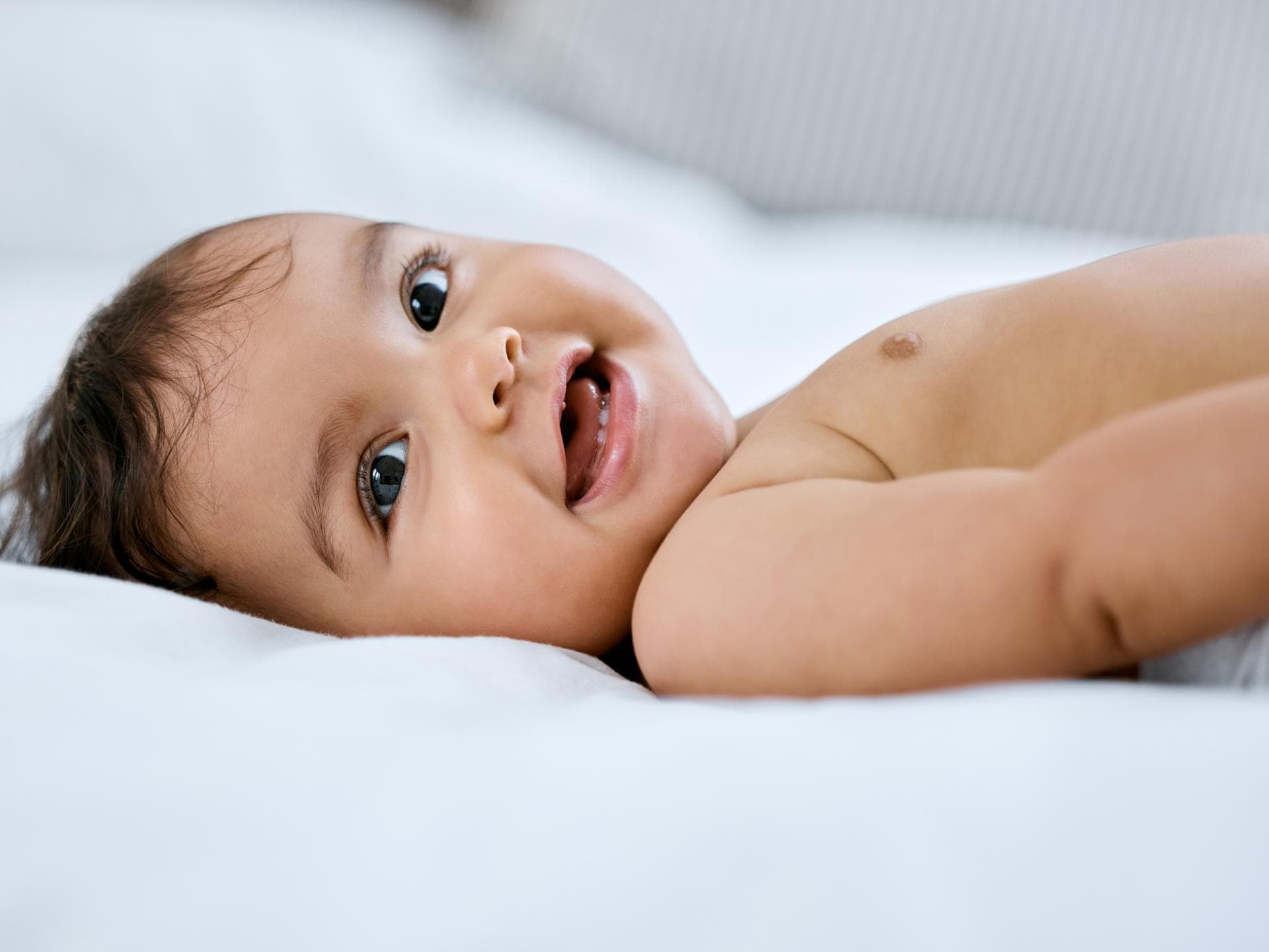 Lachendes Baby im Liegen. Lachendes Baby im Liegen.