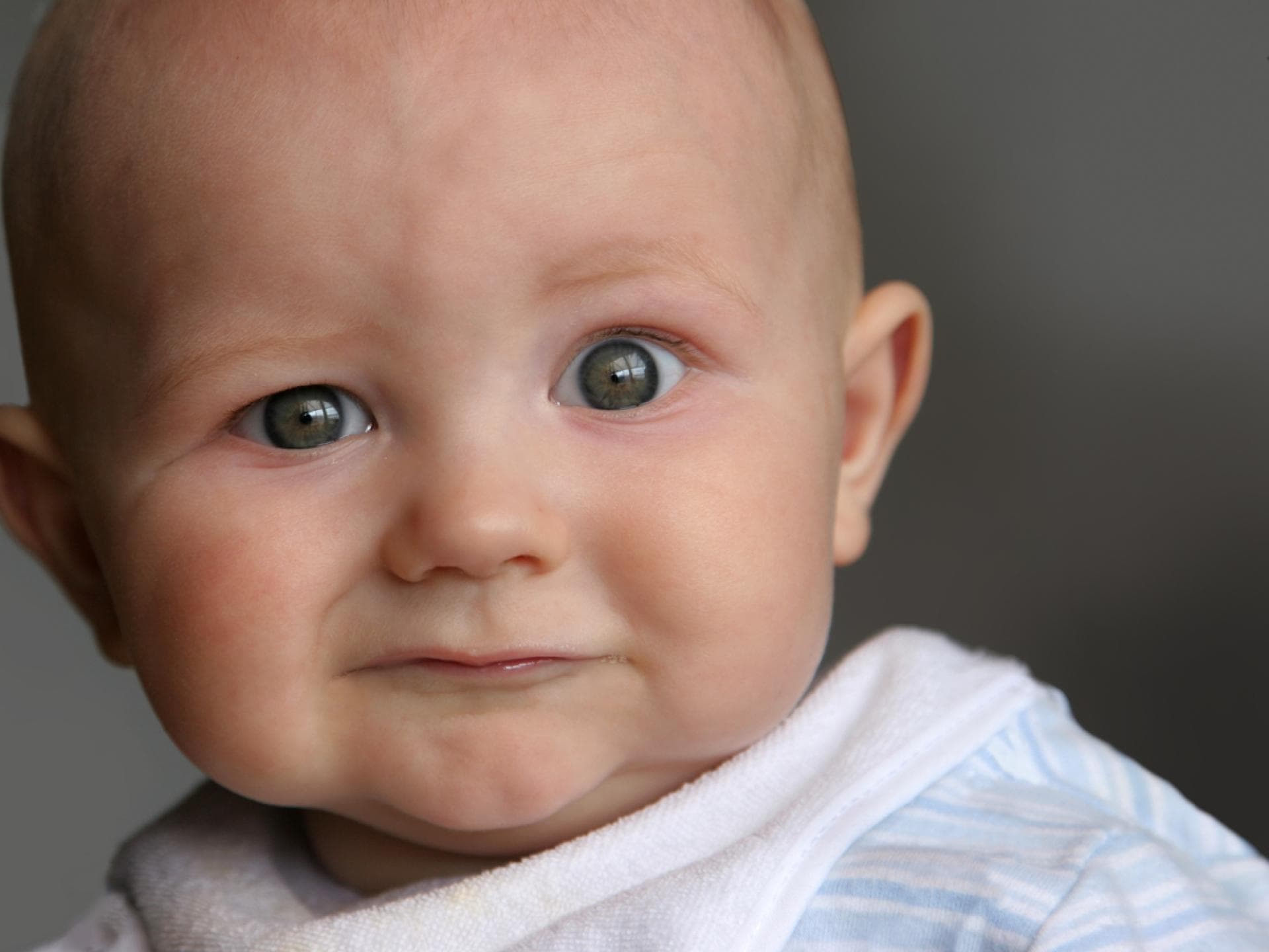 Süßes Baby ist sich unsicher: Zweitname – ja oder nein?