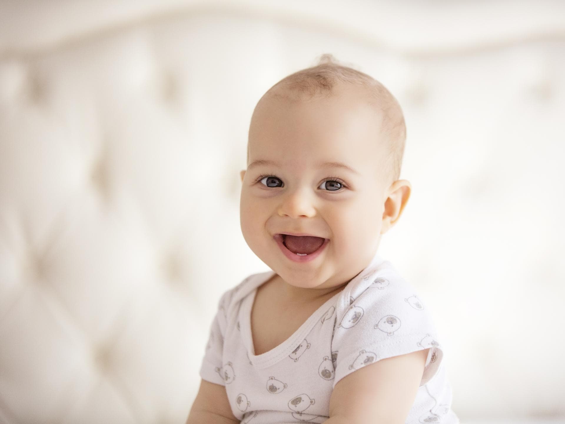 Lachendes Baby im Sitzen. Lachendes Baby im Sitzen.
