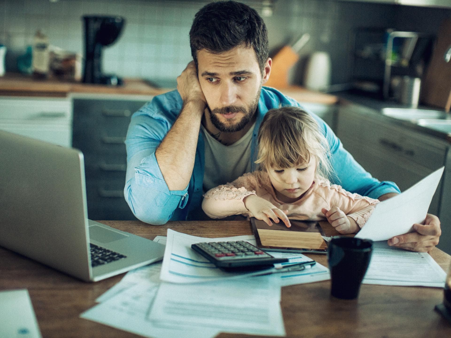 Mama mit Tochter checkt Familien-Finanzplan