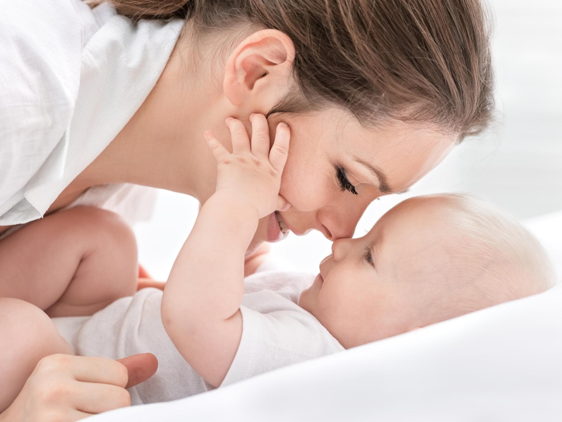 Mama und Baby sind glücklich.