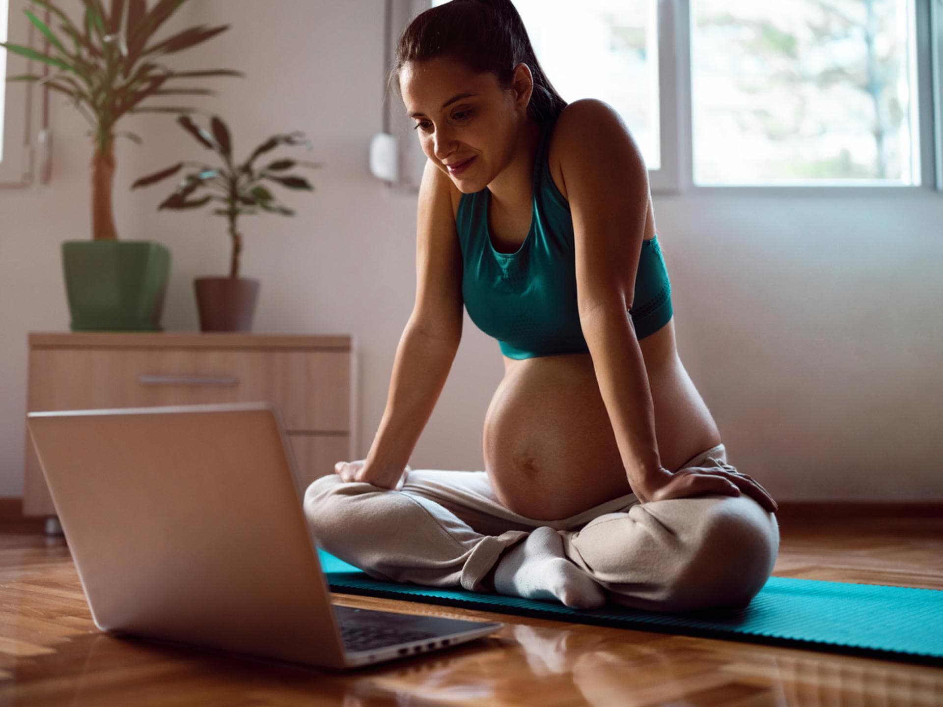 Schwangere nutzt Online-Geburtsvorbereitung Schwangere nutzt Online-Geburtsvorbereitung