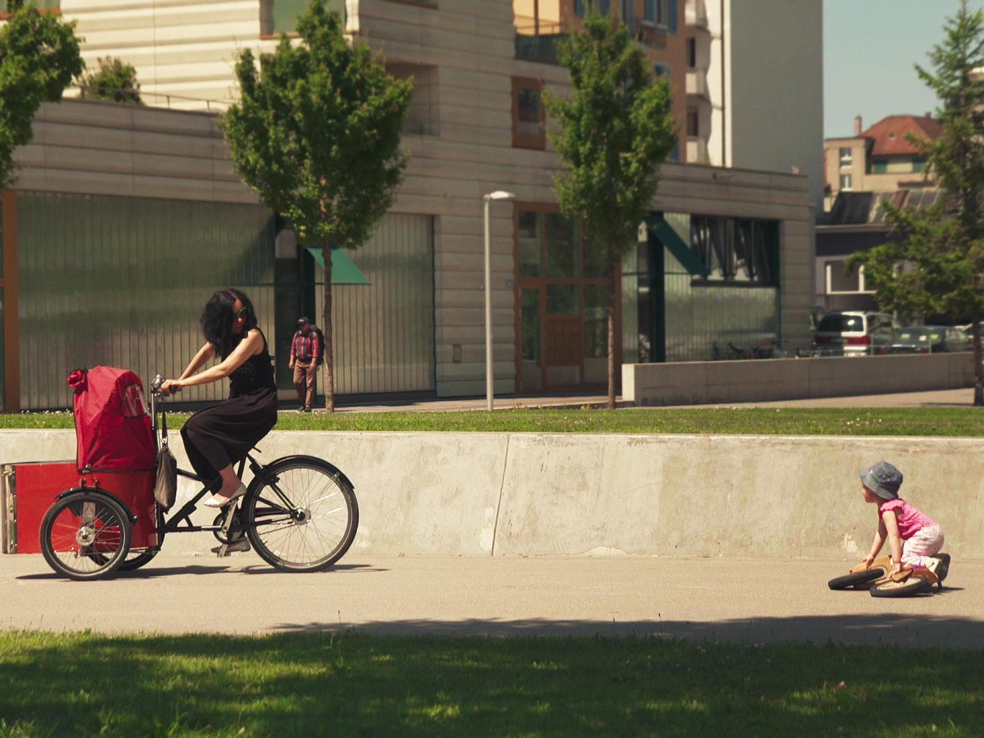 Marina mit Tochter Nelly auf dem Fahrrad.