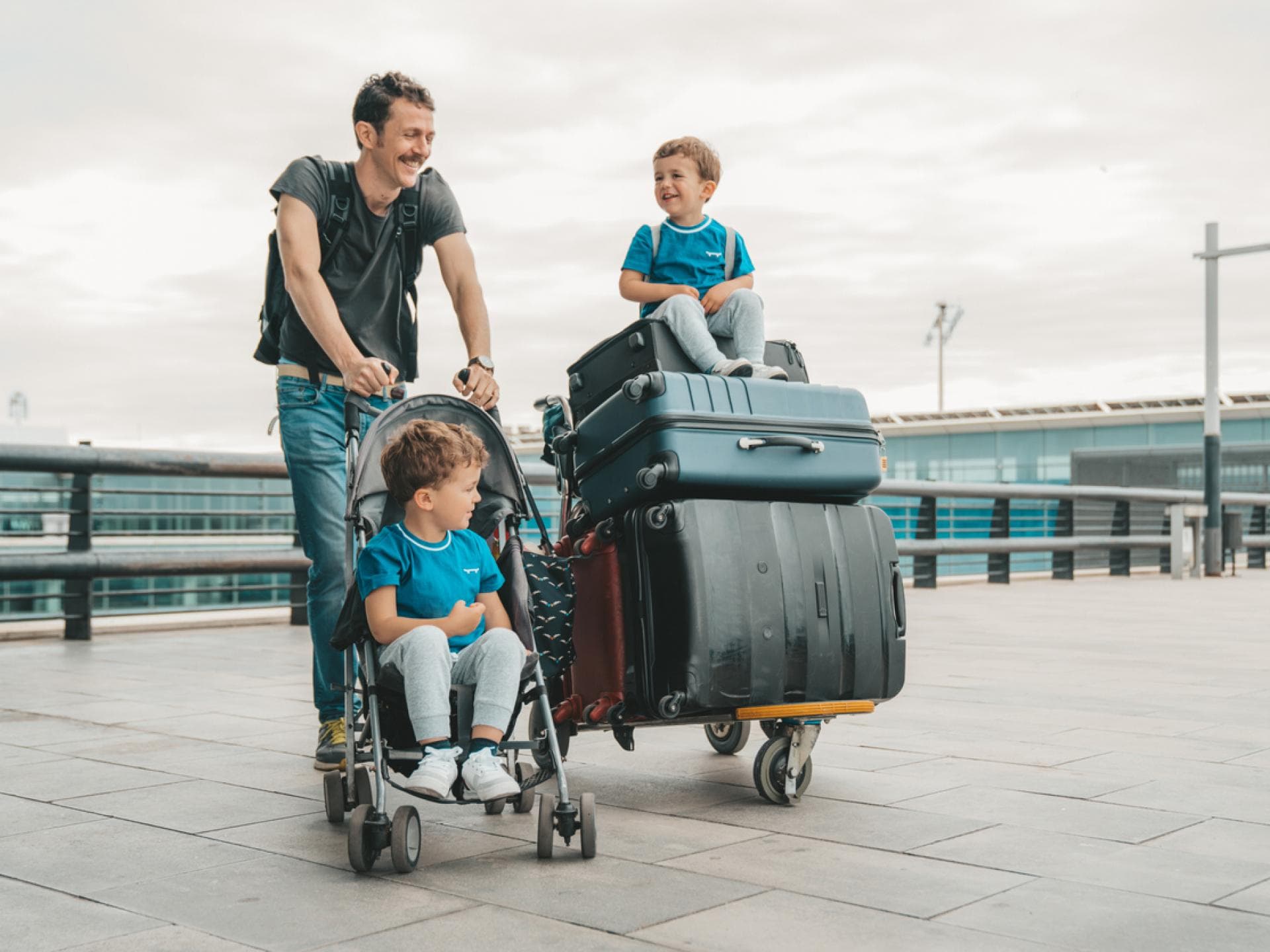 Familie auf Tour mit Reisebuggy