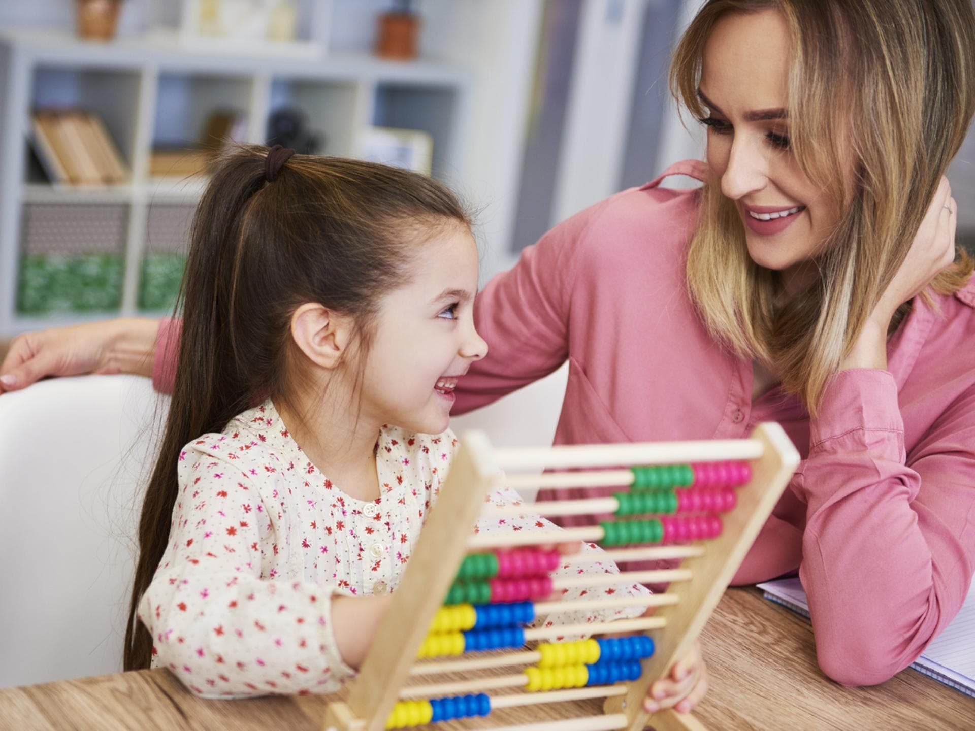 Ein kleines Mädchen bei ihrer Schuleingangsuntersuchung