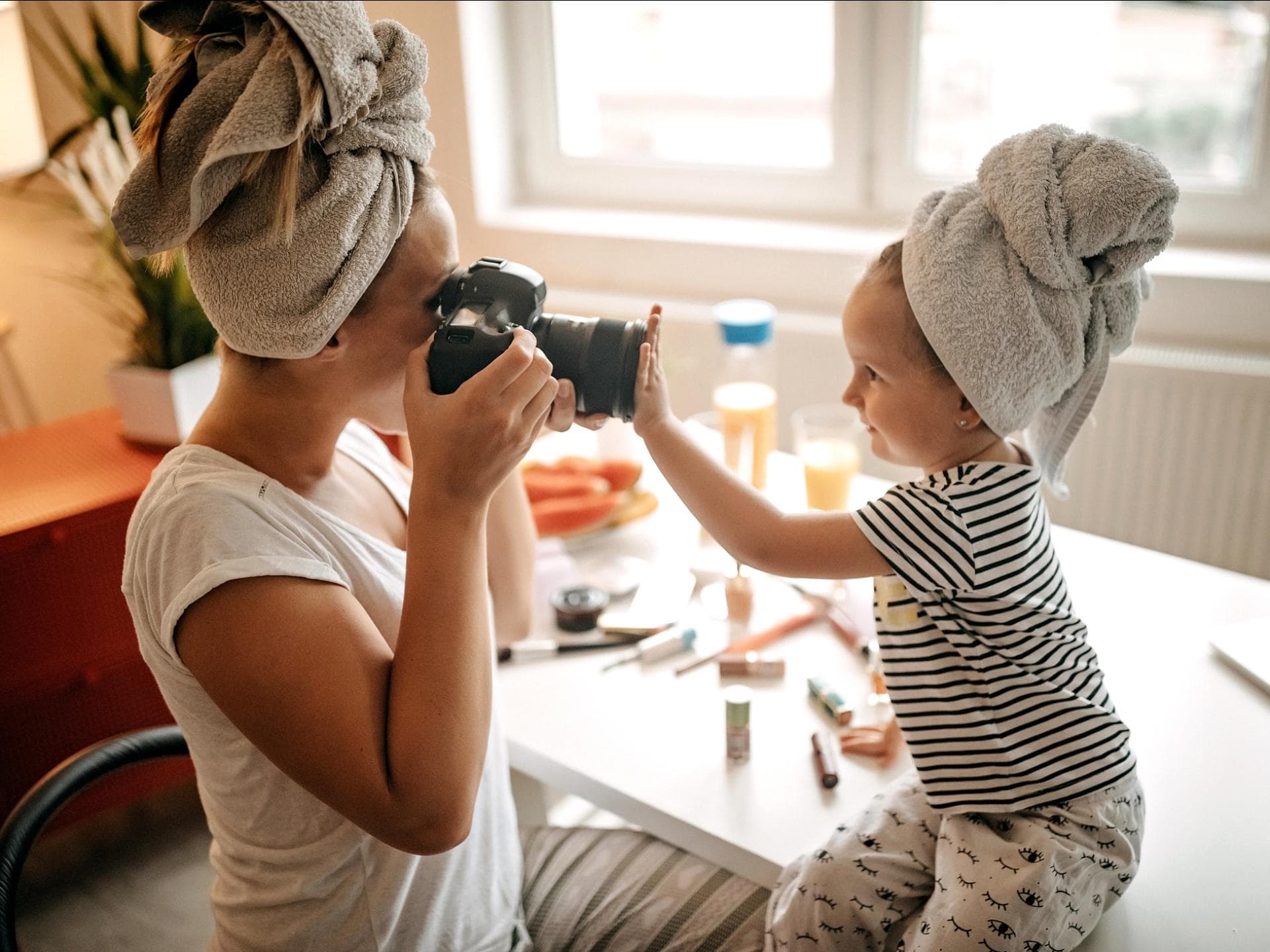 Tochter möchte nicht von der Mutter fotografiert werden. Tochter möchte nicht von der Mutter fotografiert werden.