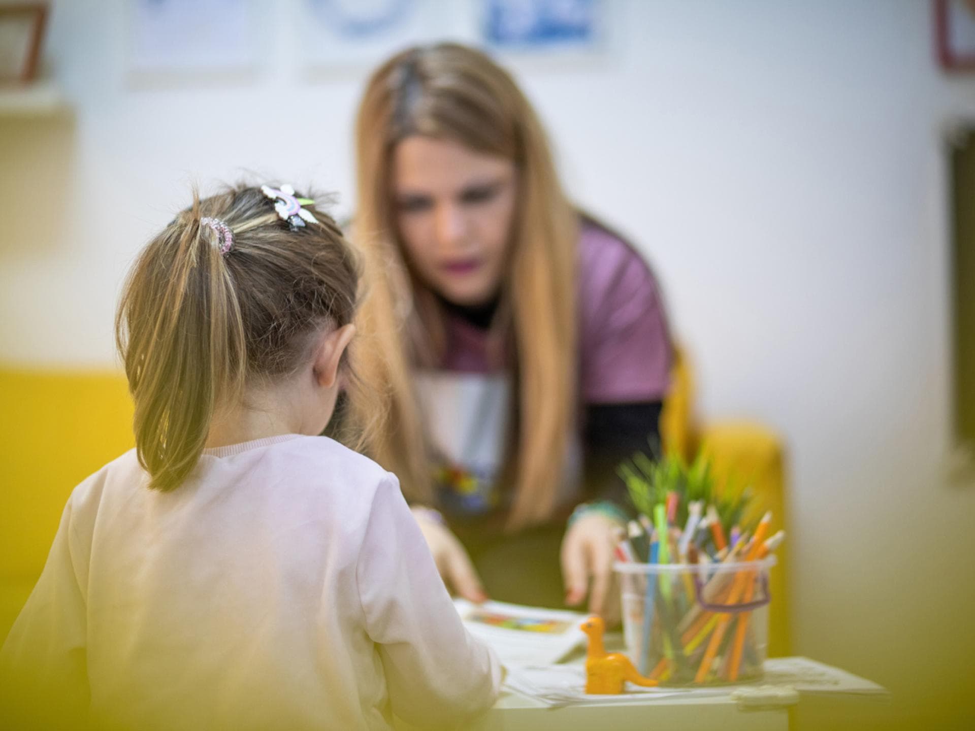Erzieherin mit einem kleinen Kind in einer Kita. Erzieherin mit einem kleinen Kind in einer Kita.