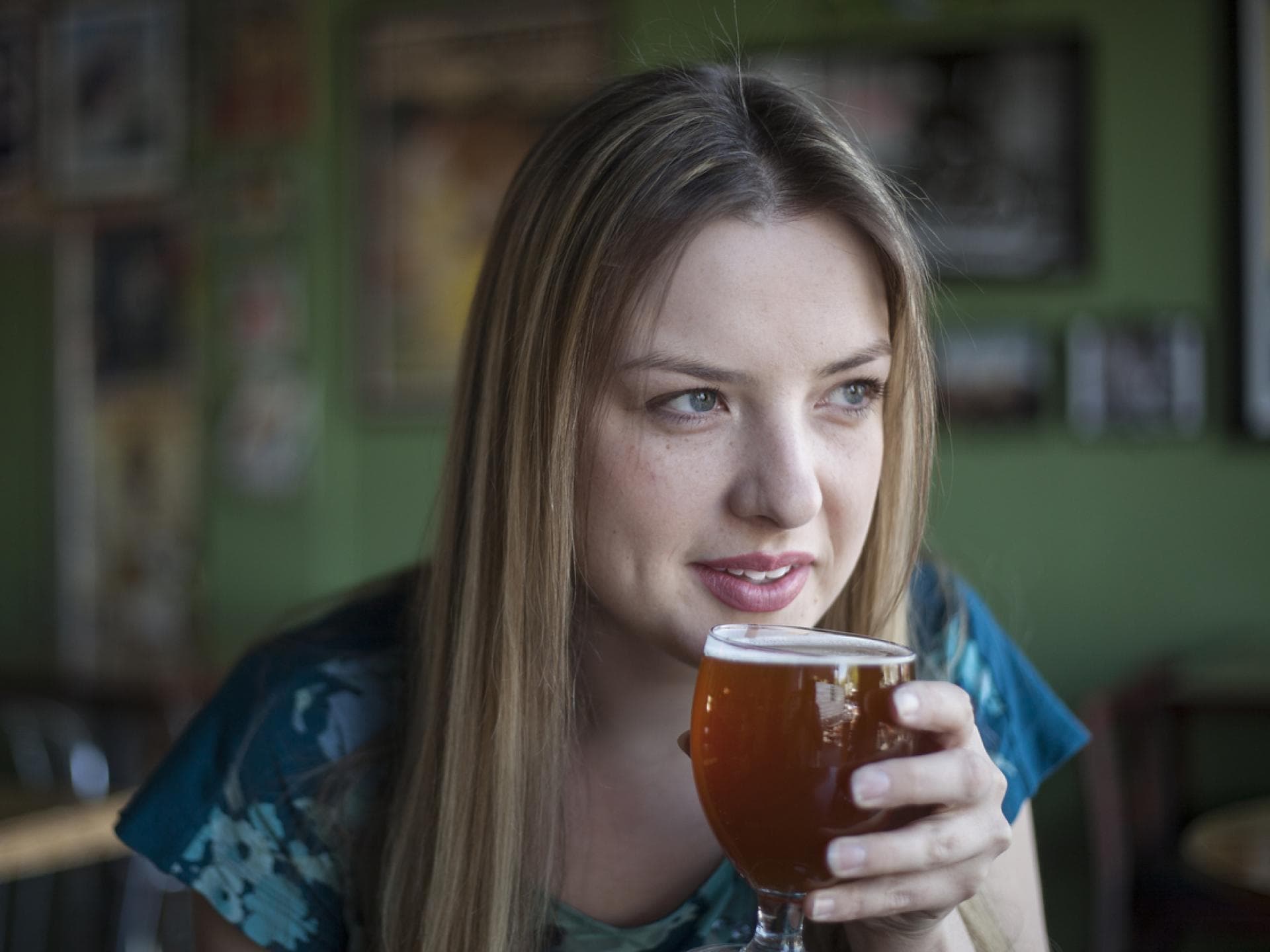 Junge, stillende Mutter trinkt Malzbier Junge, stillende Mutter trinkt Malzbier