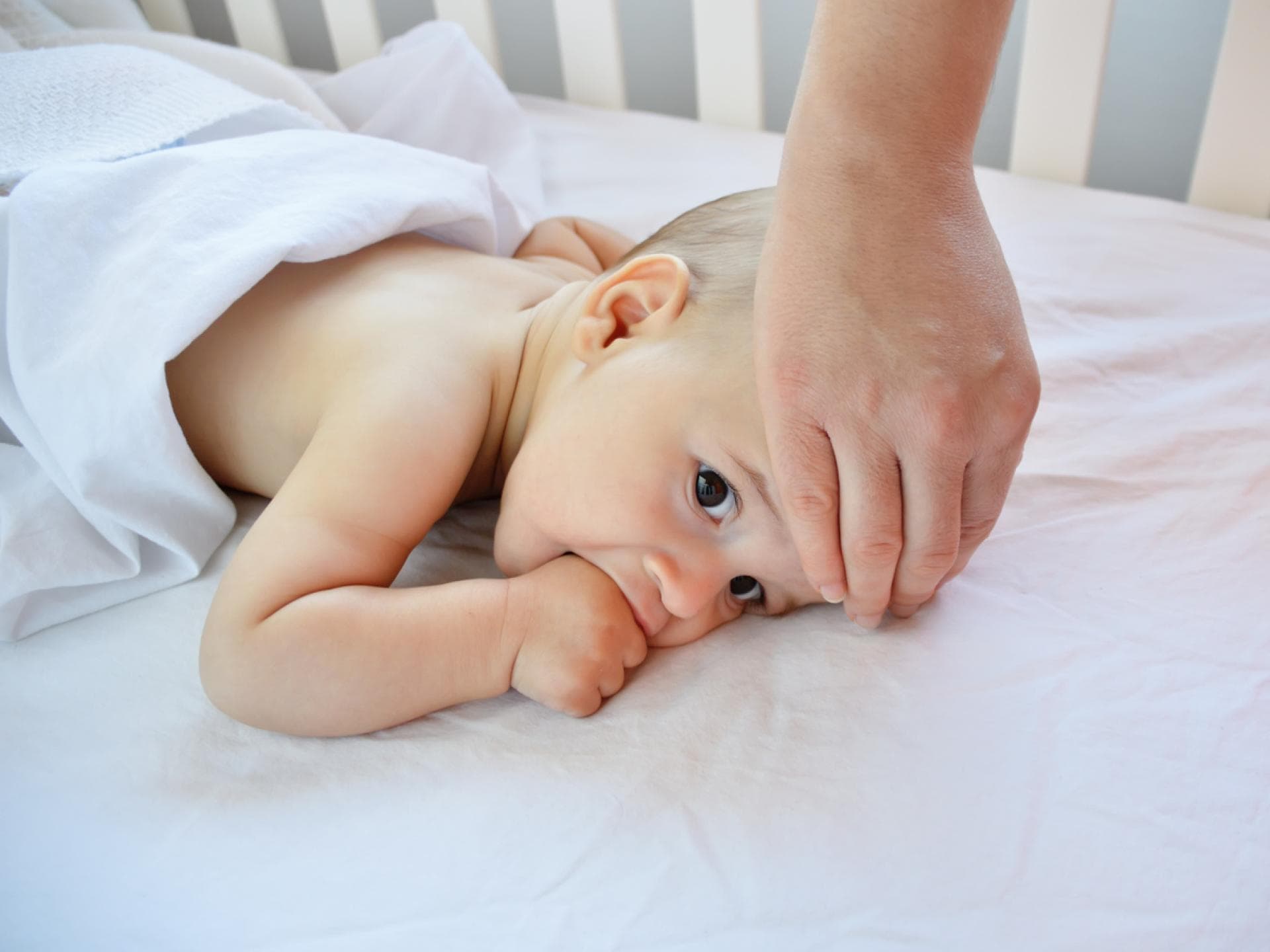 Baby fiebert beim Zahnen.