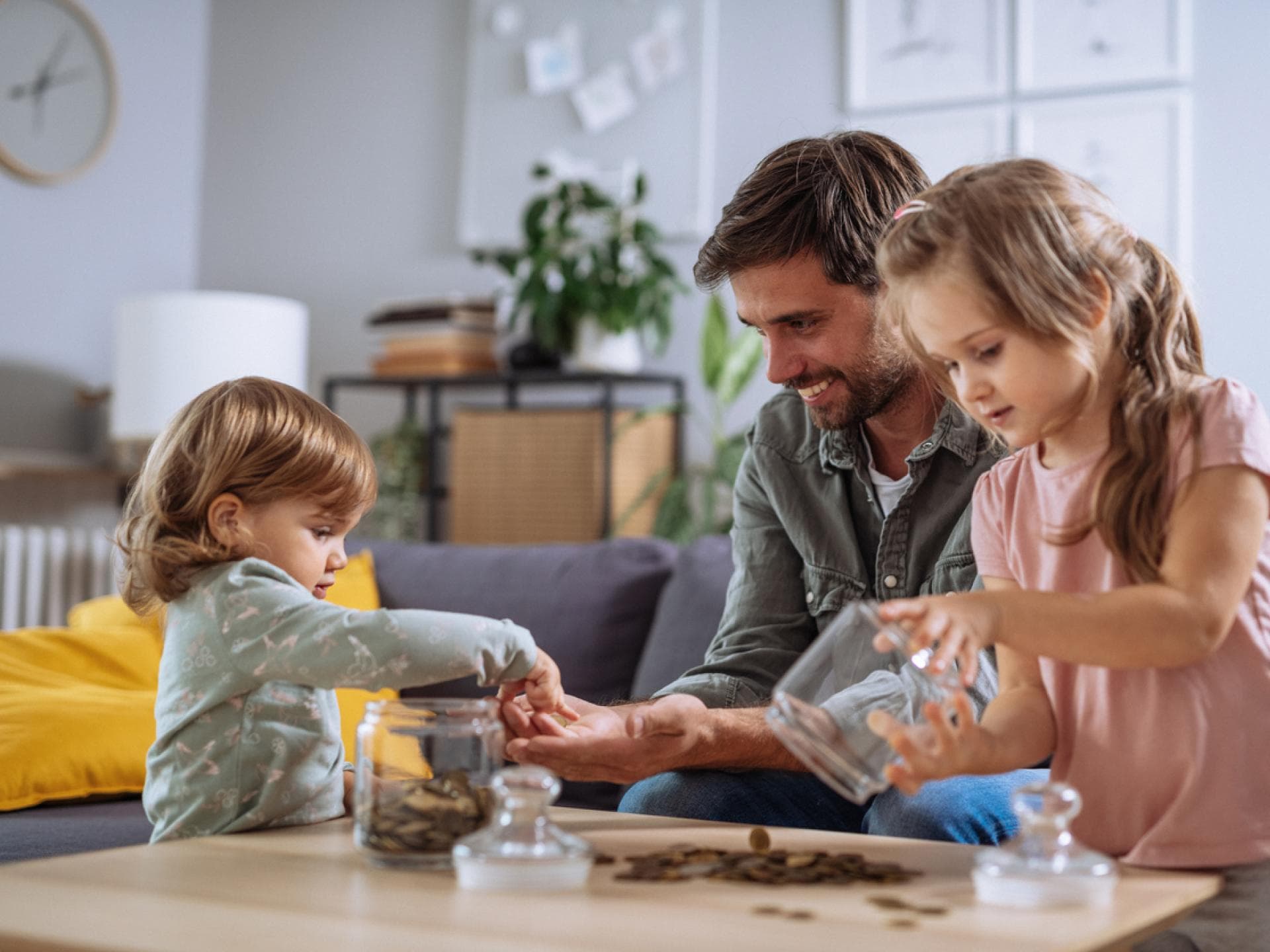 Papa und Kinder zählen Geld. Papa und Kinder zählen Geld.